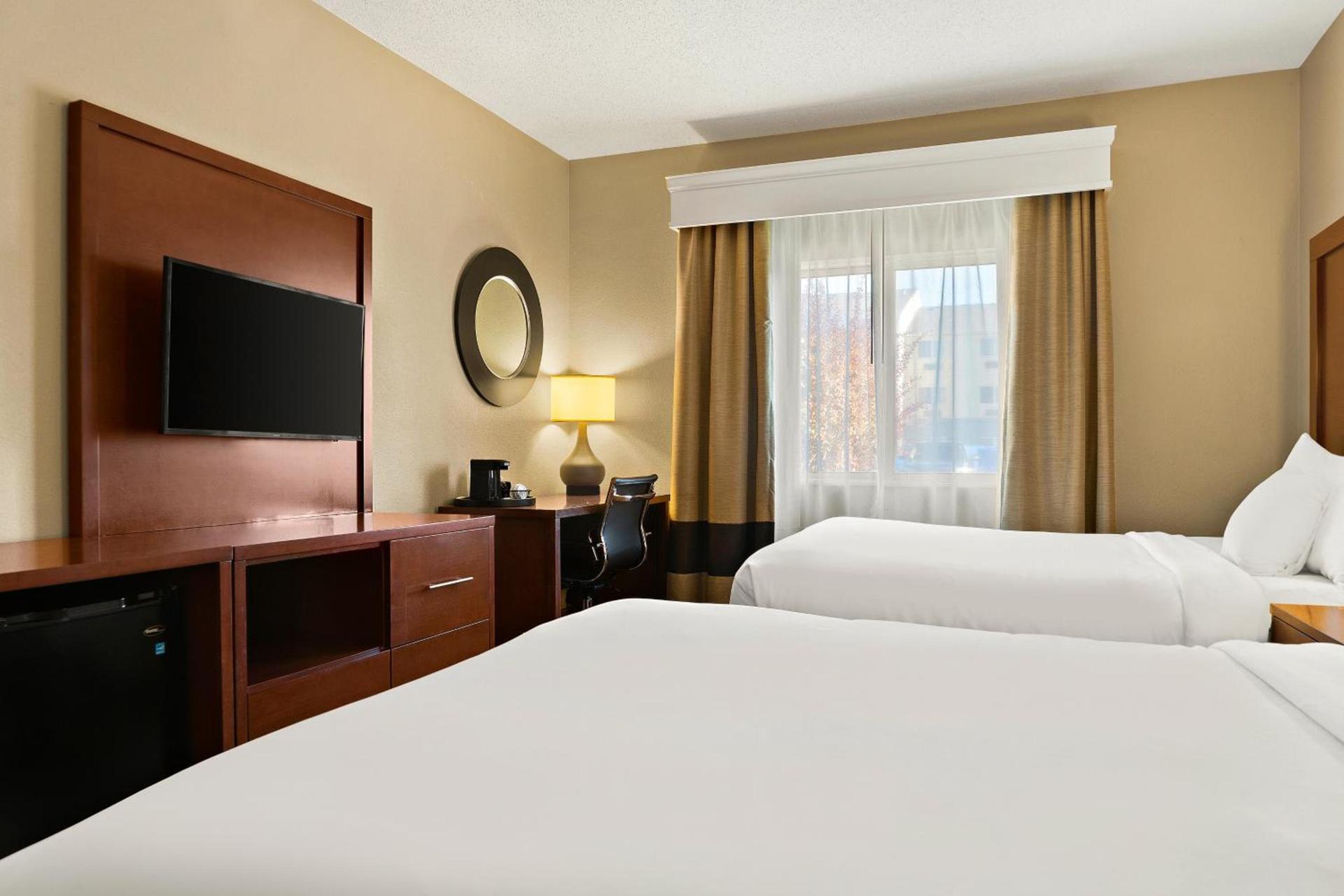 Comfort Suites- Saginaw photo 21