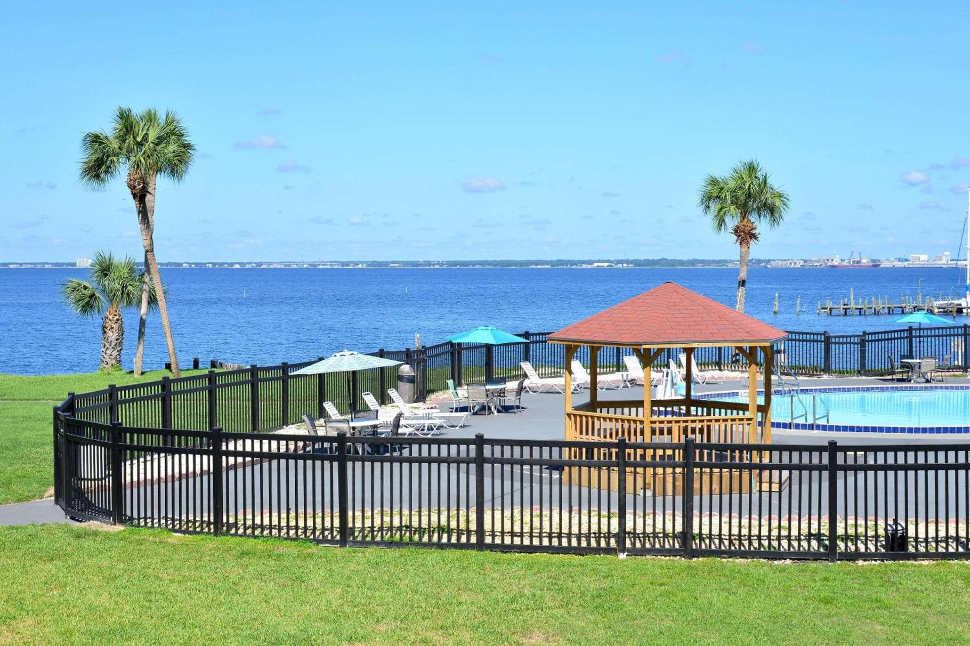 Quality Inn & Suites Gulf Breeze Bayside near Pensacola Beach photo 4