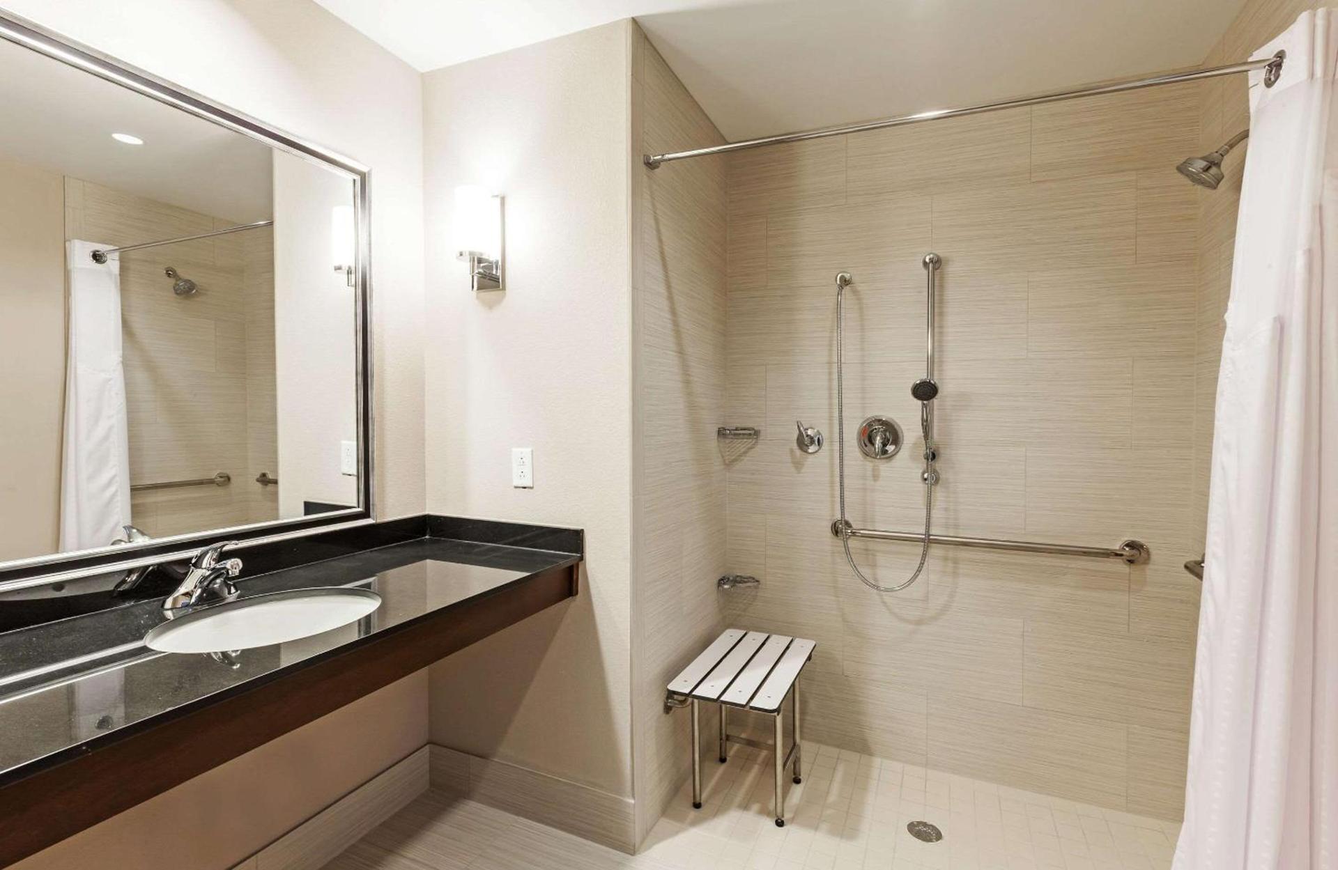 Clarion Hotel The Colony - Plano West photo 37