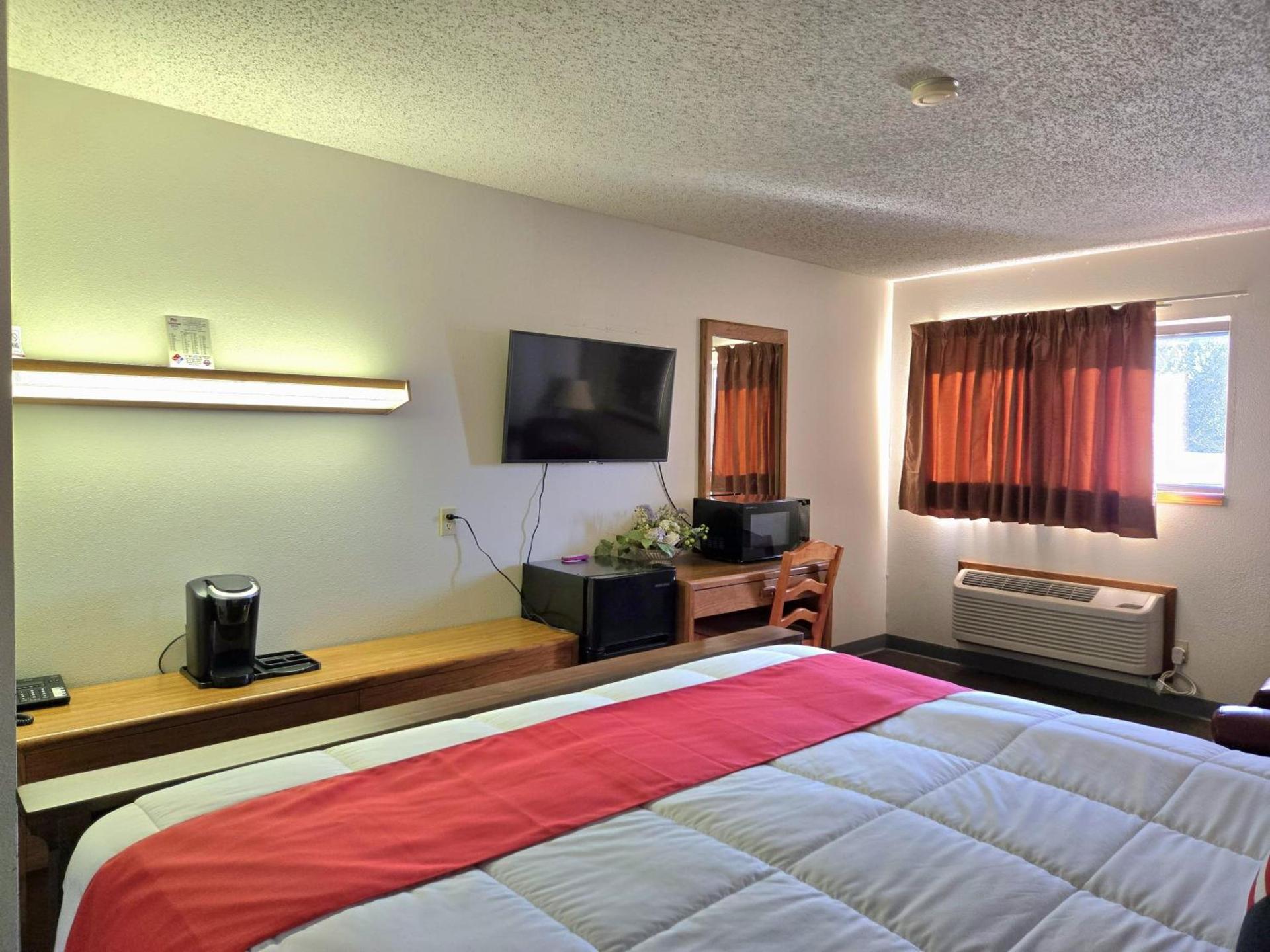 American Inn Ozark photo 14