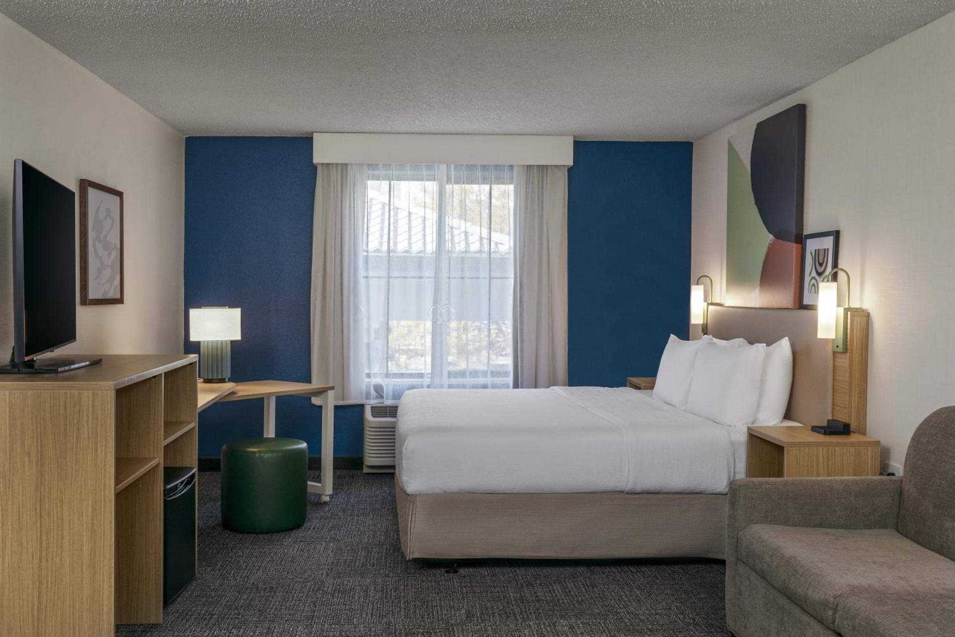 Spark by Hilton Denver International Airport photo 17