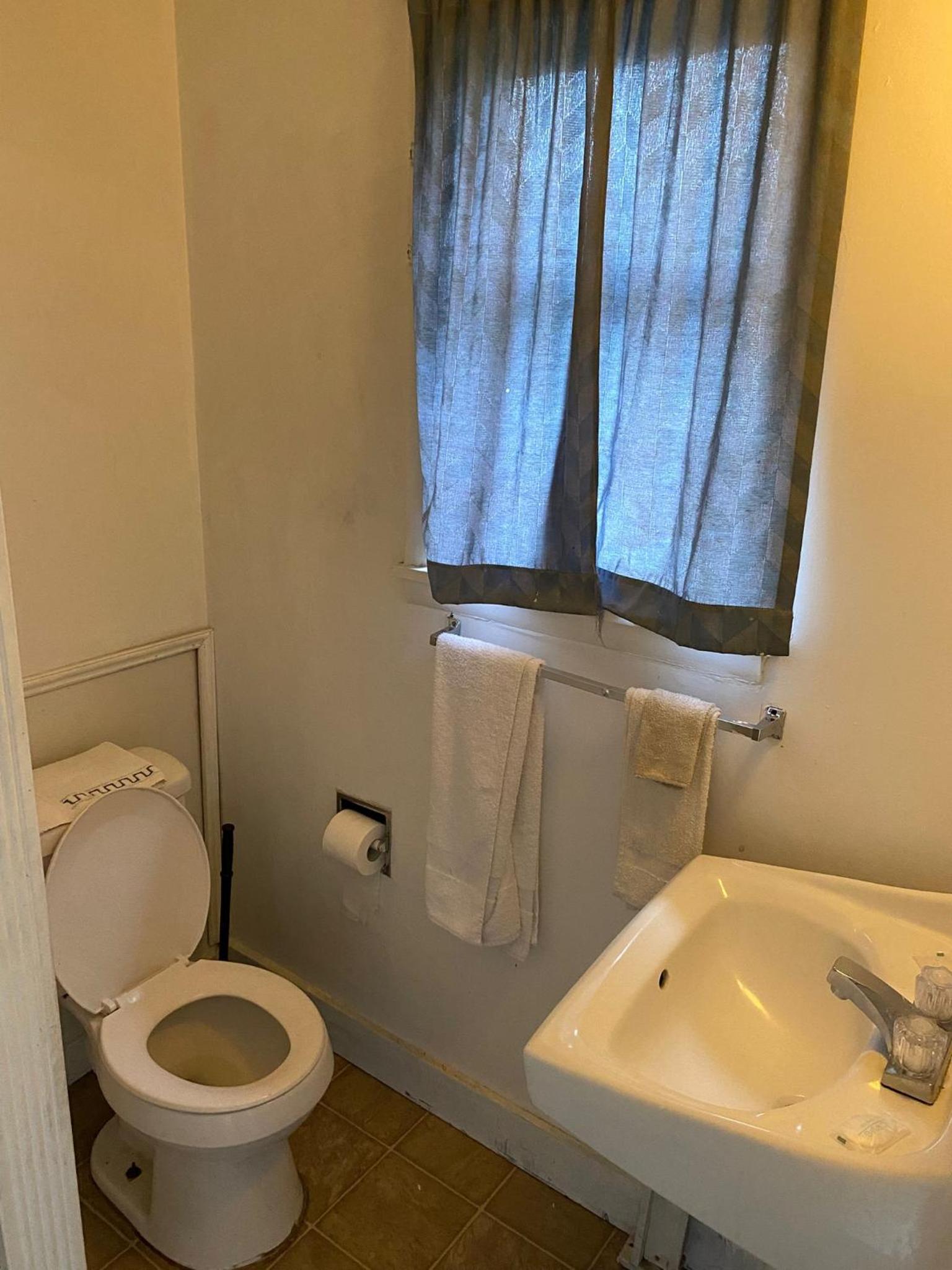 Tacoma Center Motel photo 6