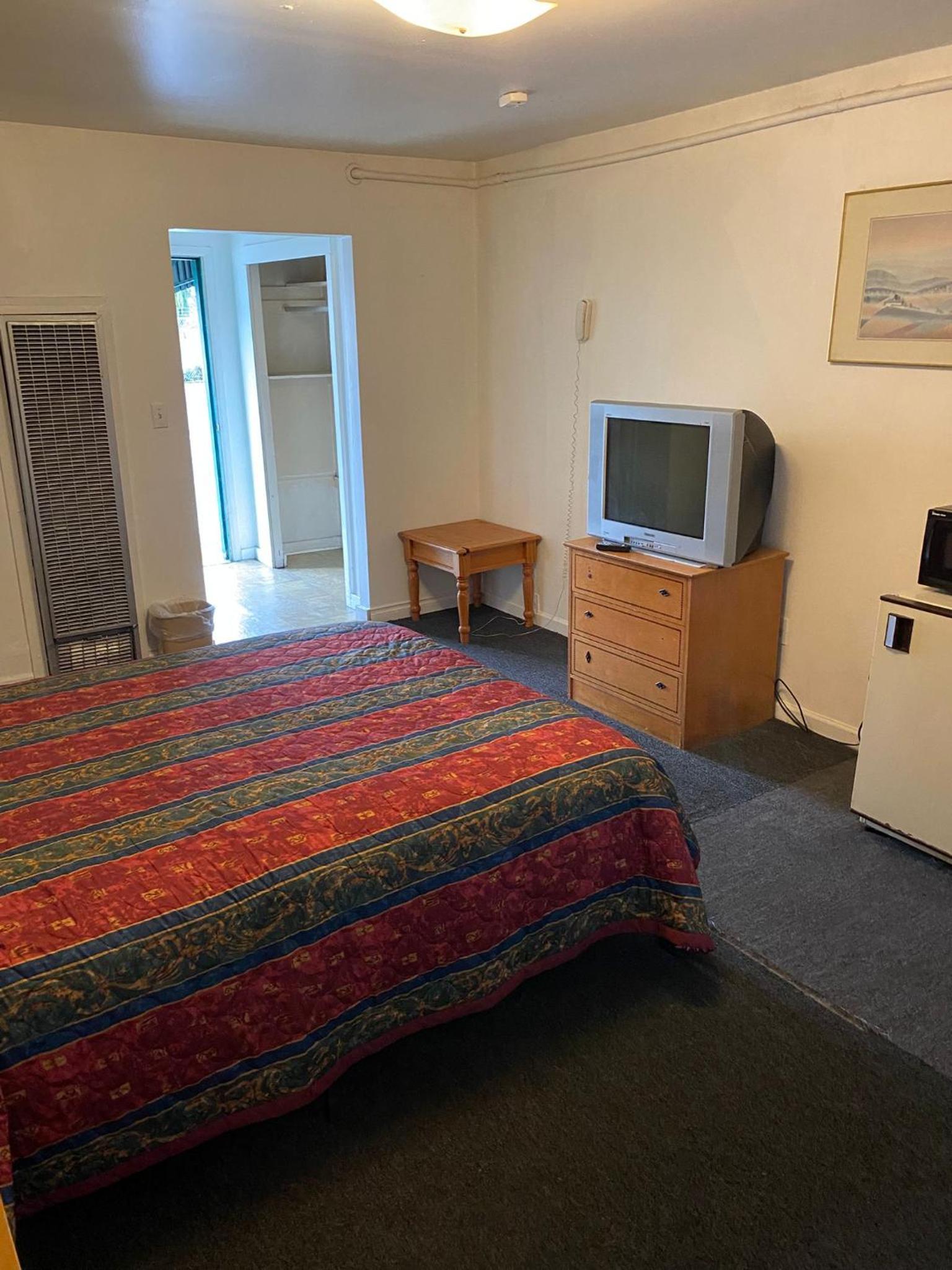 Tacoma Center Motel photo 13