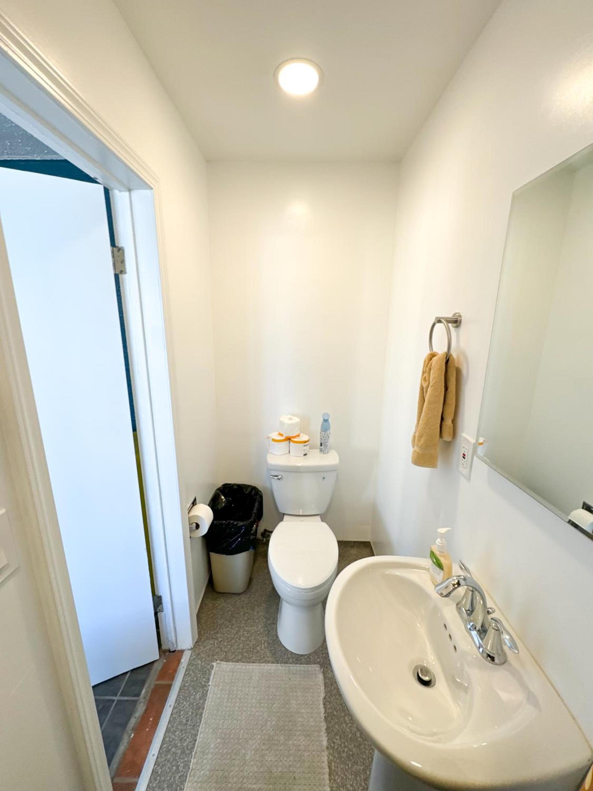 ITH San Diego Beach Bungalow Surf Hostel photo 68
