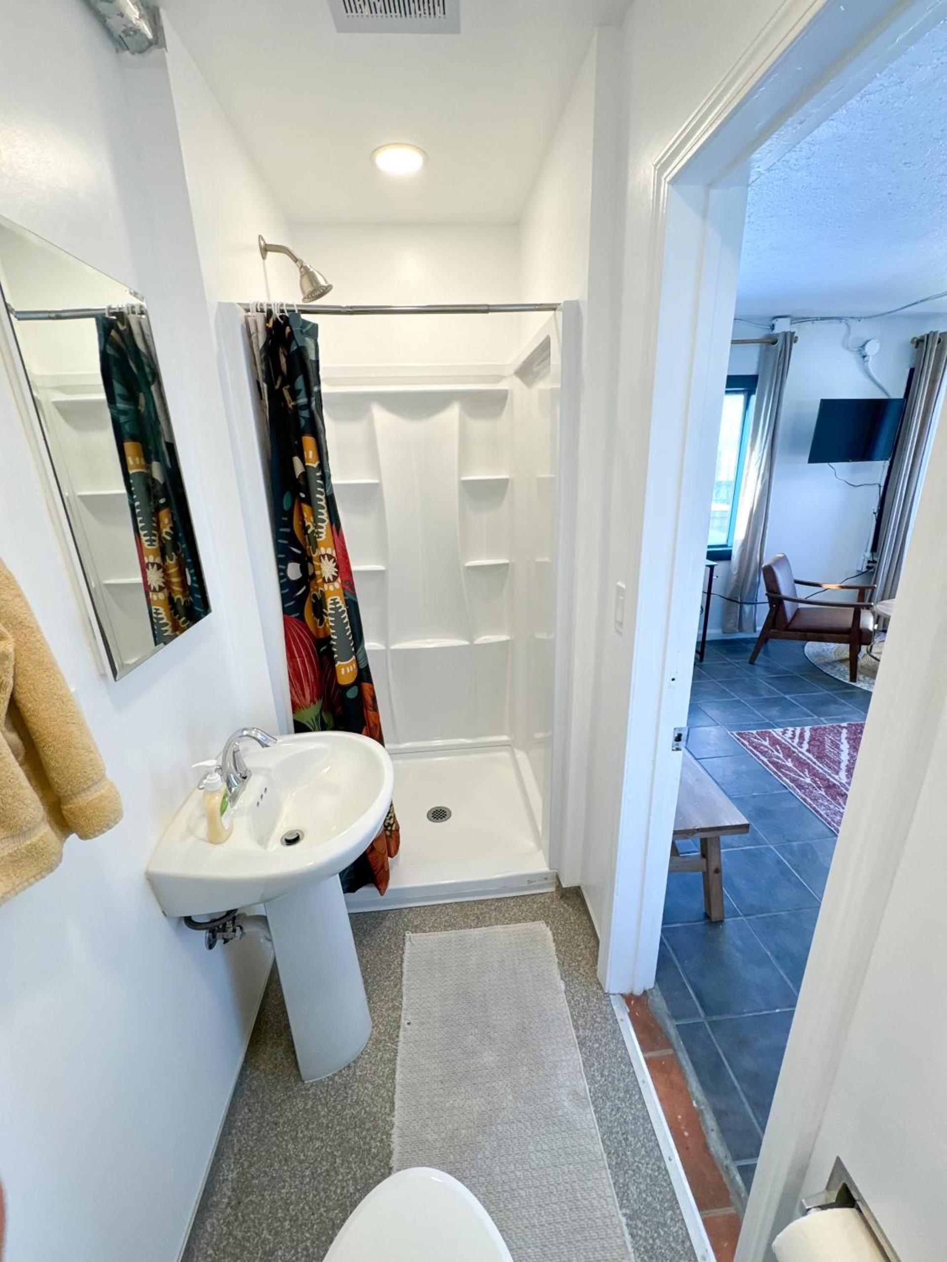 ITH San Diego Beach Bungalow Surf Hostel photo 20