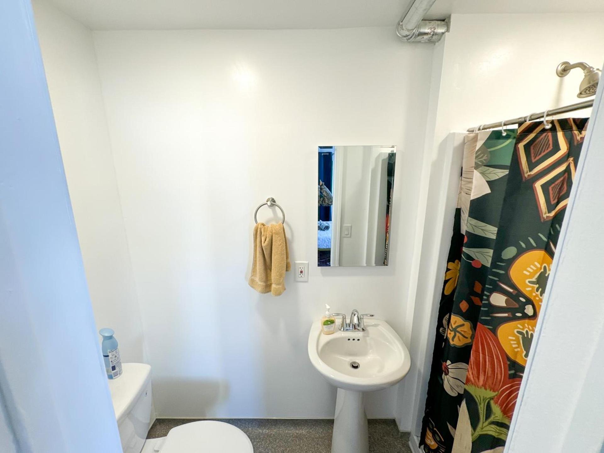 ITH San Diego Beach Bungalow Surf Hostel photo 42