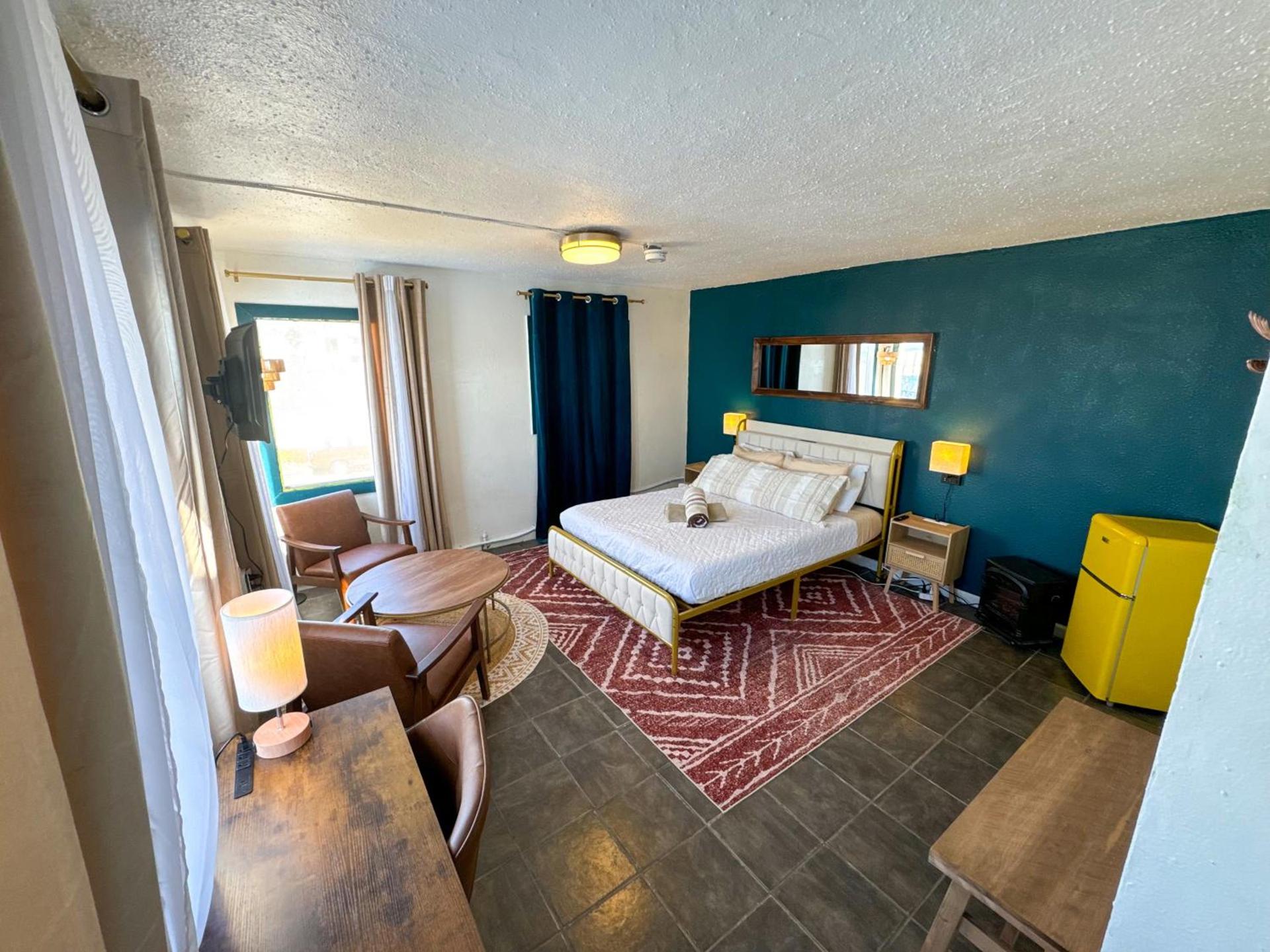 ITH San Diego Beach Bungalow Surf Hostel photo 40