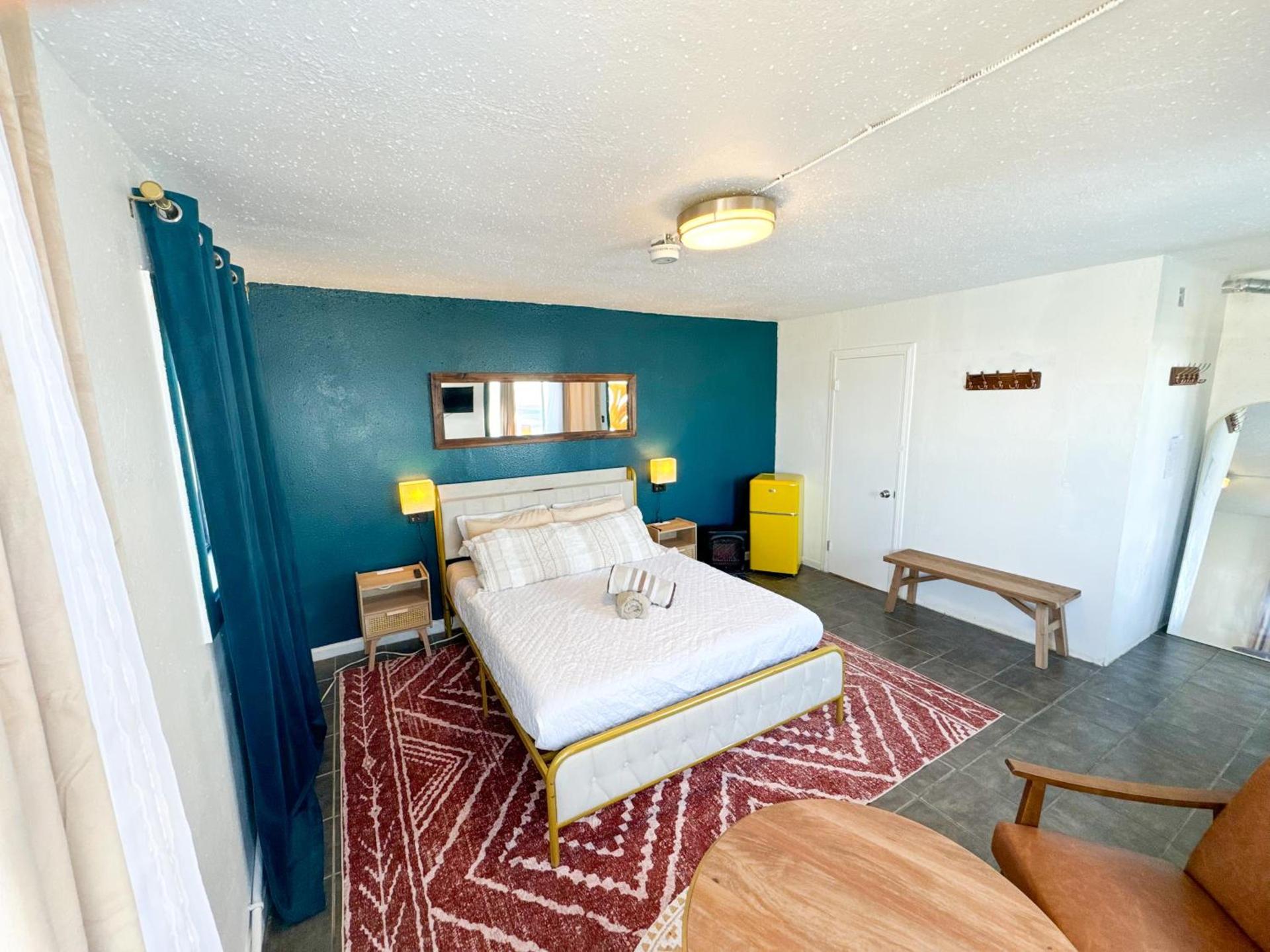 ITH San Diego Beach Bungalow Surf Hostel photo 8
