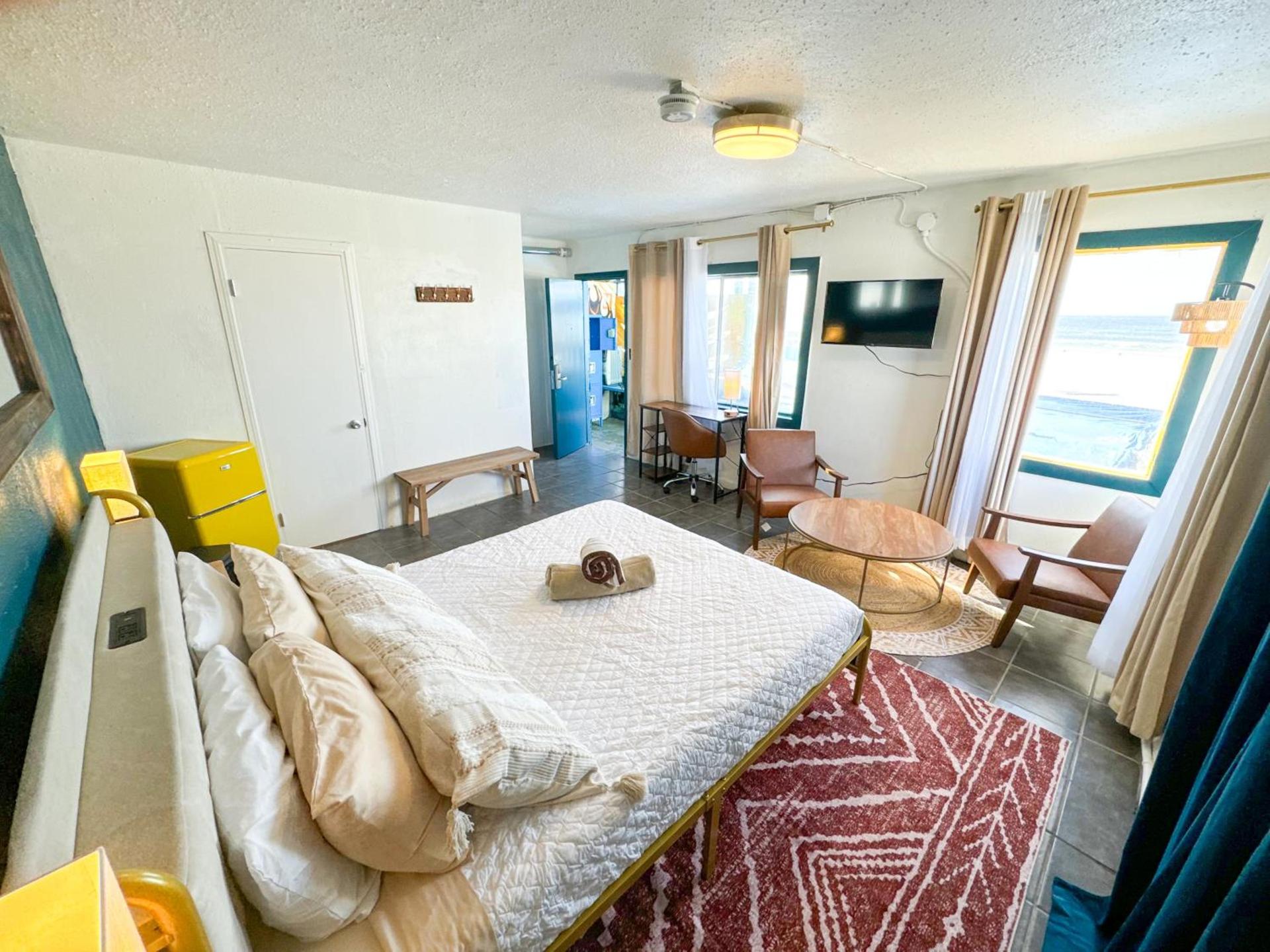 ITH San Diego Beach Bungalow Surf Hostel photo 26