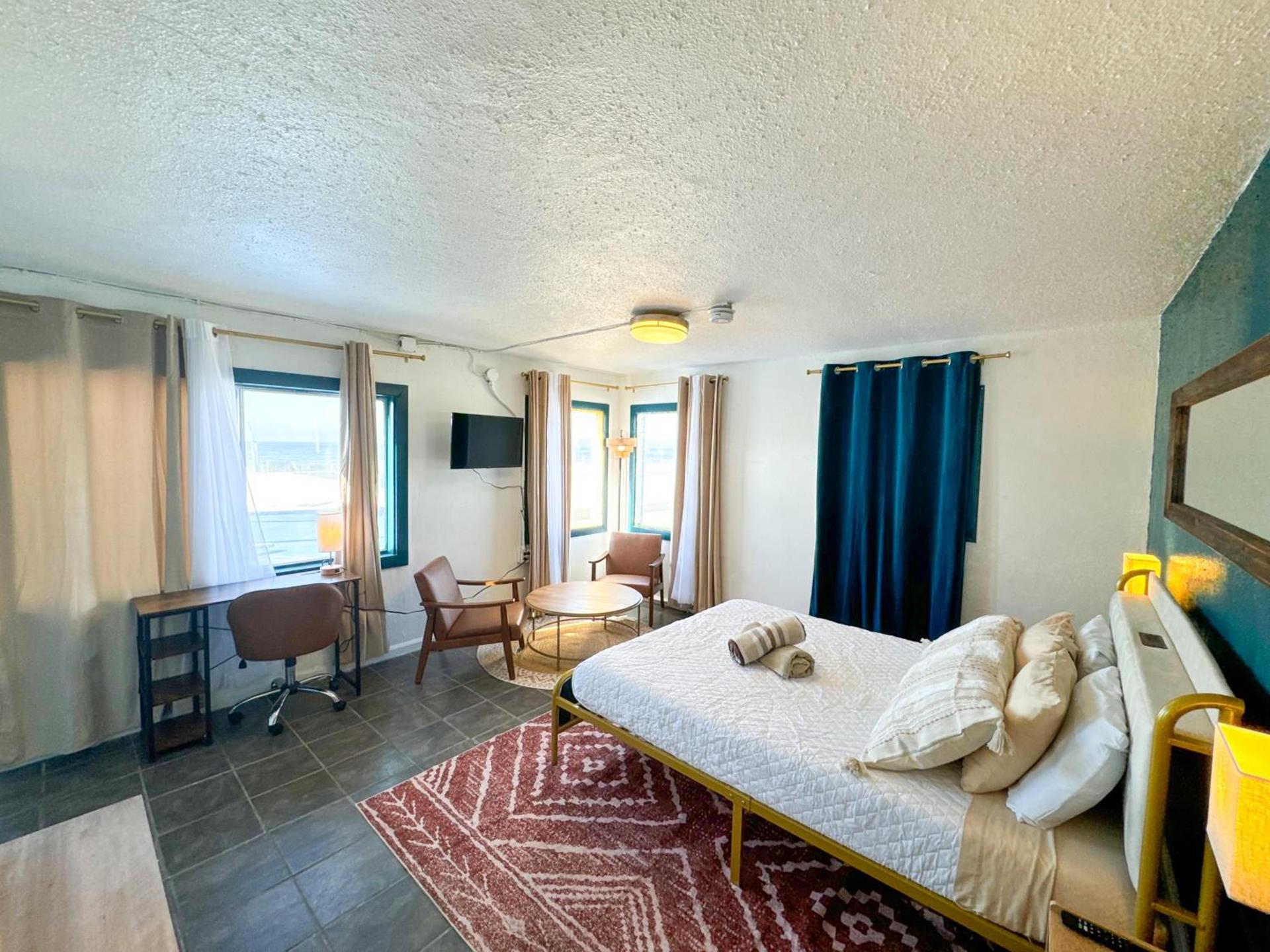 ITH San Diego Beach Bungalow Surf Hostel photo 62