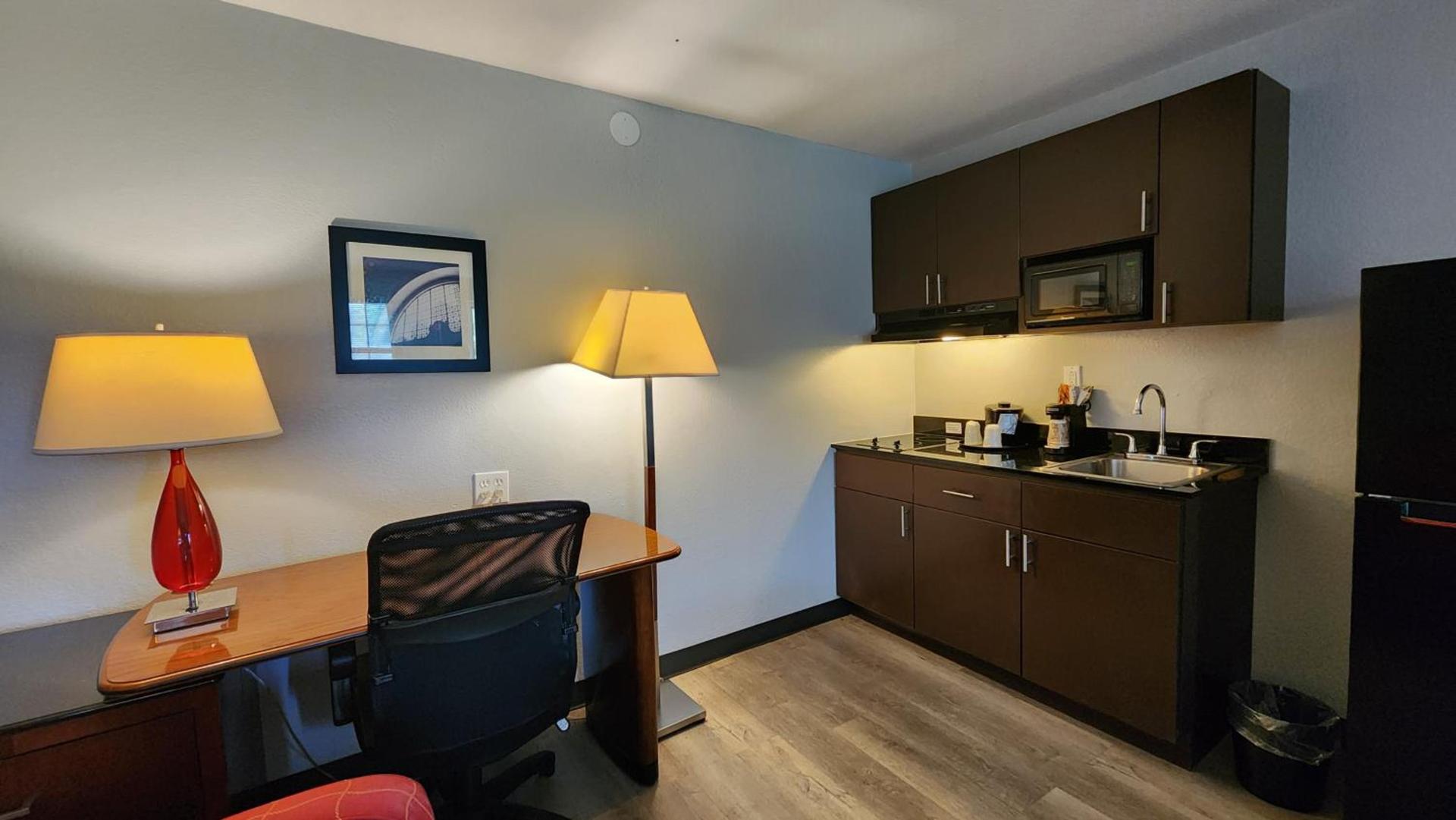 La Quinta Inn by Wyndham Clute Lake Jackson photo 47