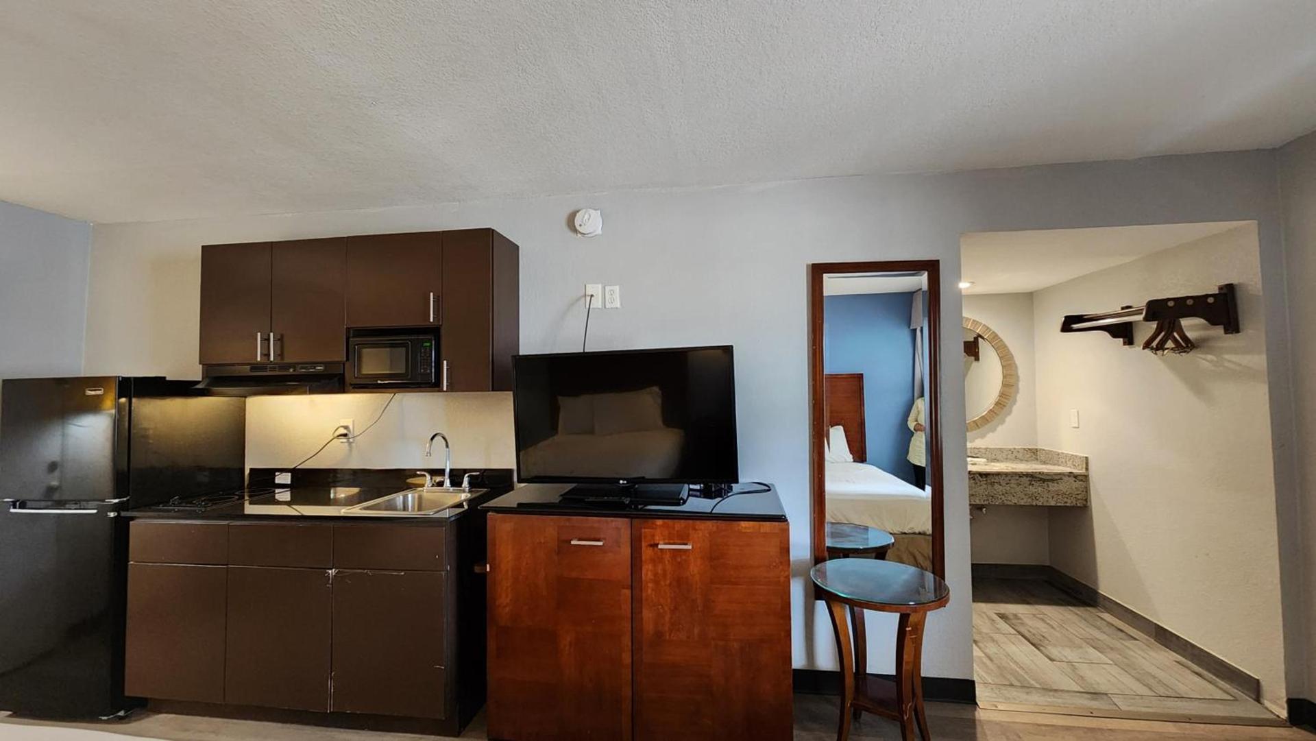La Quinta Inn by Wyndham Clute Lake Jackson photo 45