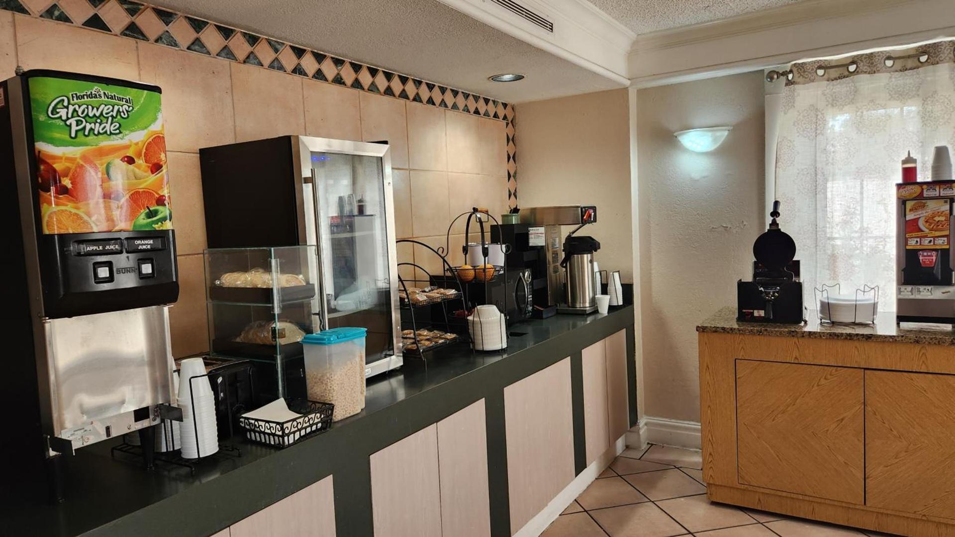 La Quinta Inn by Wyndham Clute Lake Jackson photo 51
