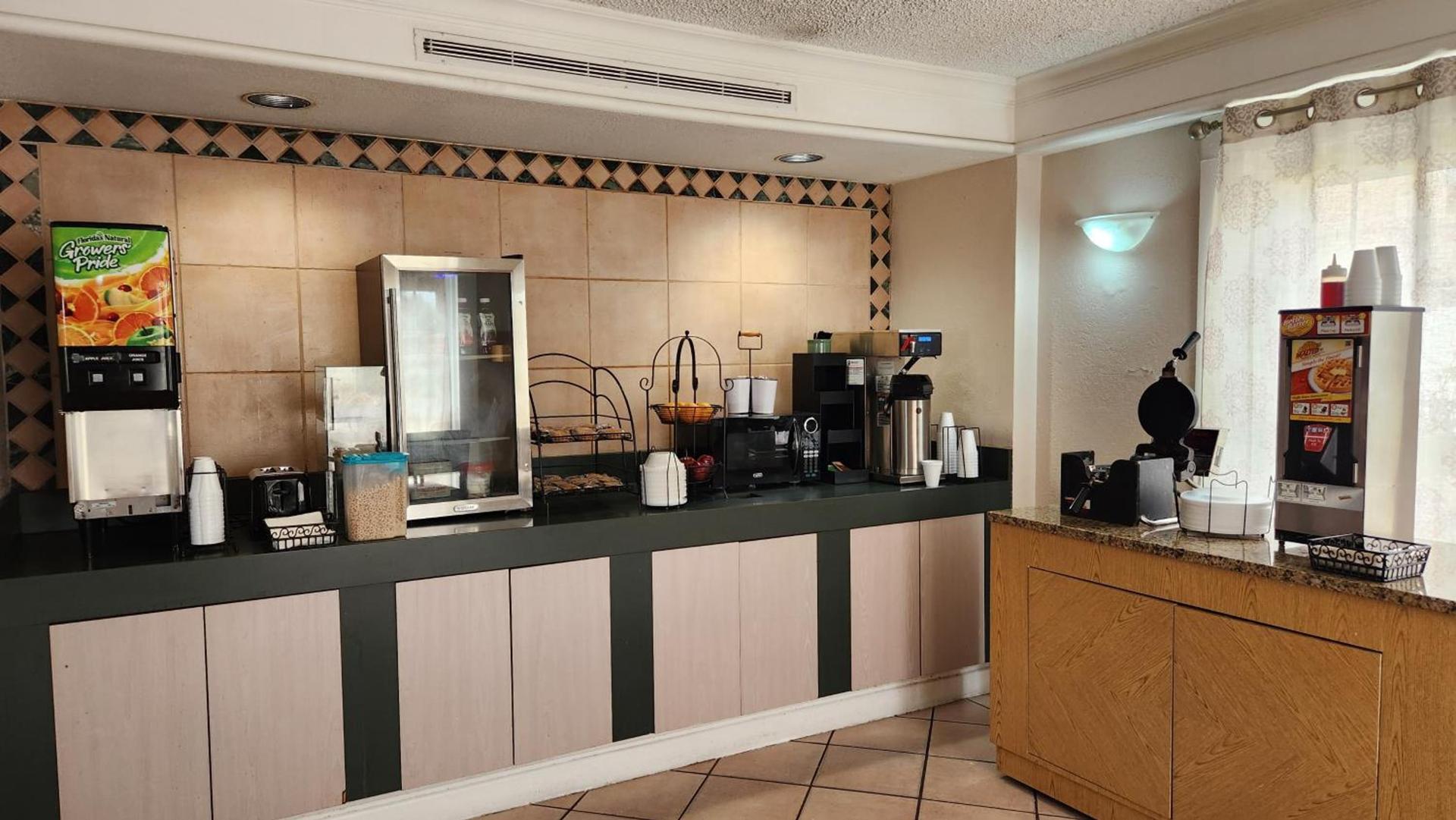 La Quinta Inn by Wyndham Clute Lake Jackson photo 50