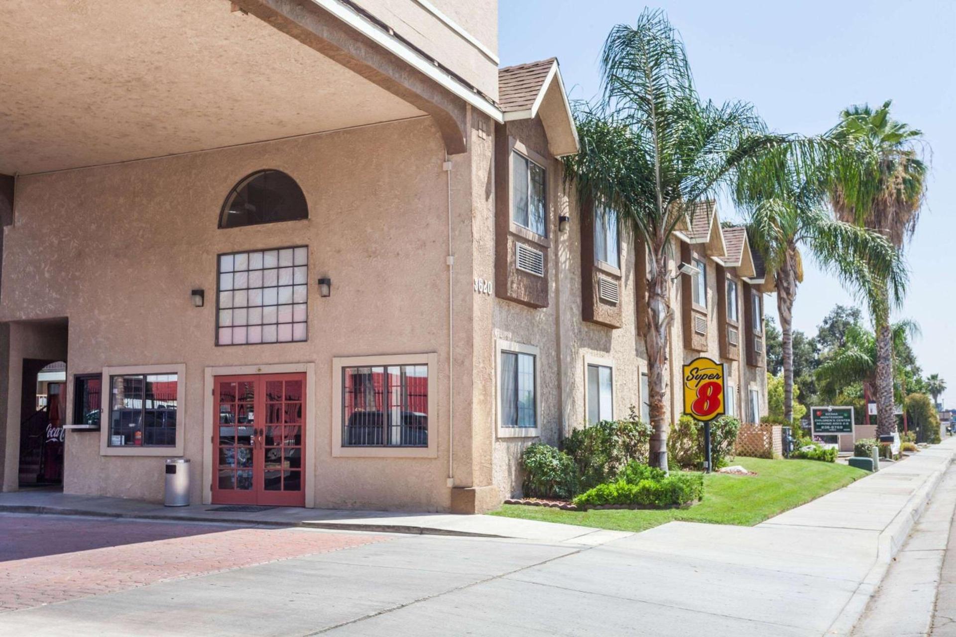 Super 8 by Wyndham Bakersfield South CA photo 2
