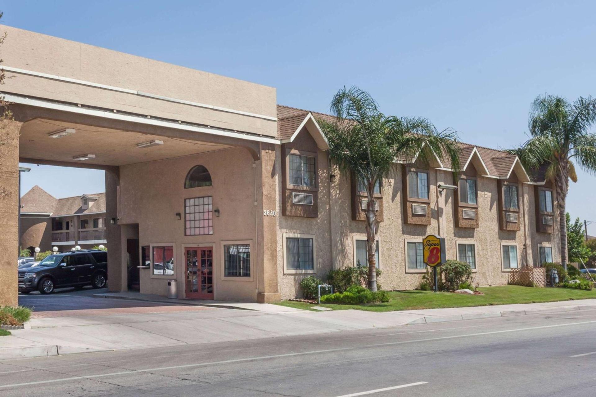 Super 8 by Wyndham Bakersfield South CA photo 1