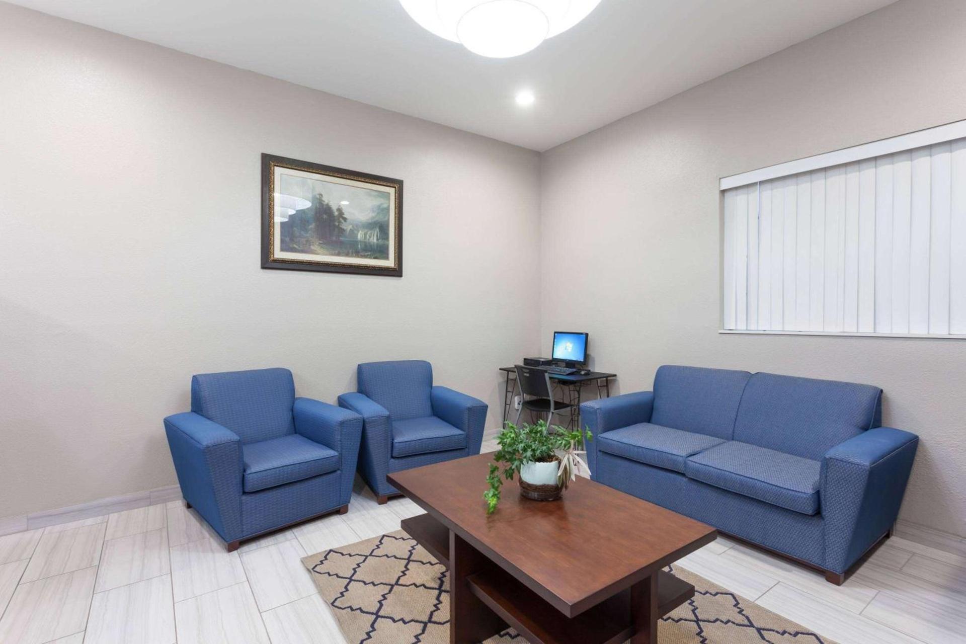 Super 8 by Wyndham Bakersfield South CA photo 3
