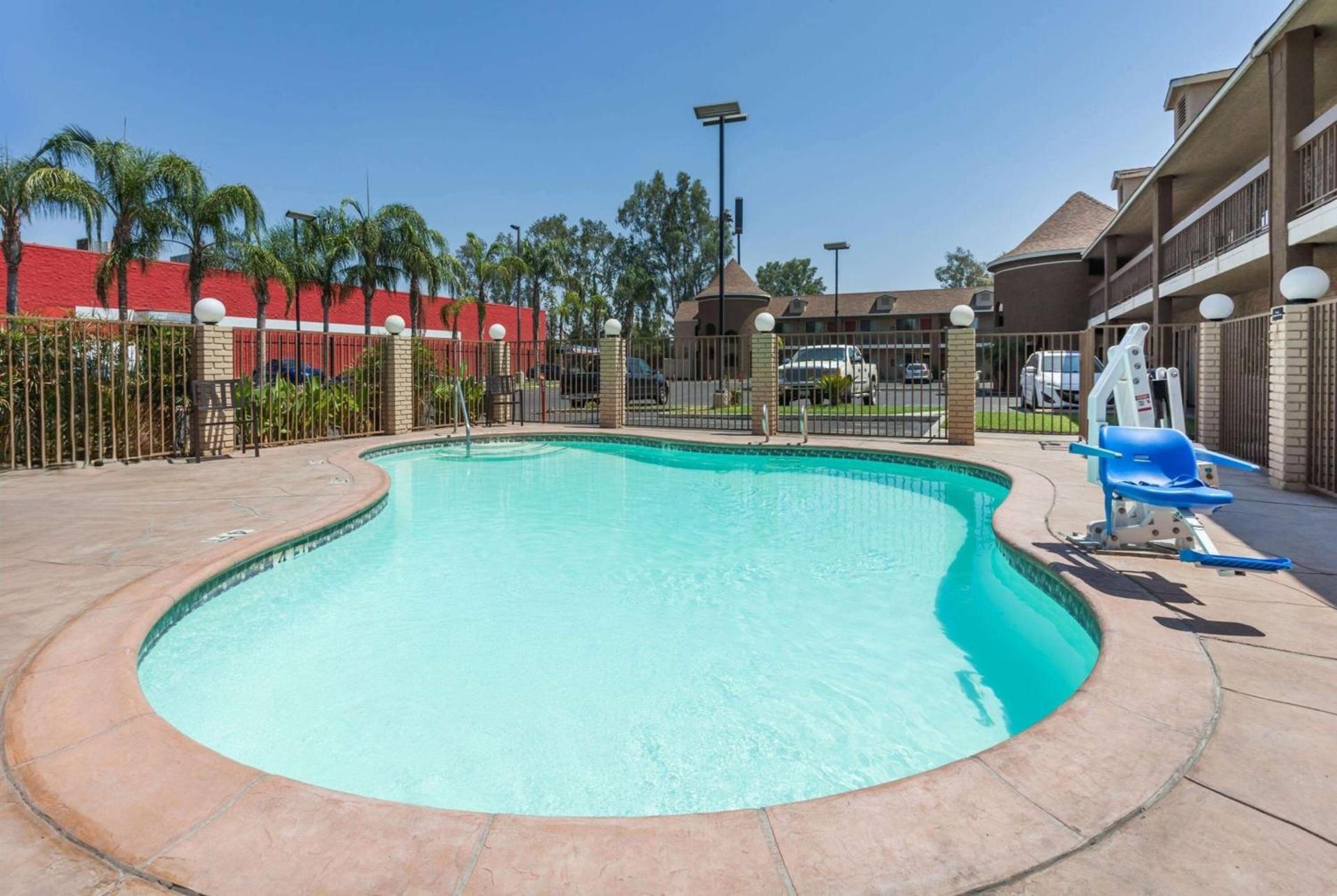 Super 8 by Wyndham Bakersfield South CA photo 5