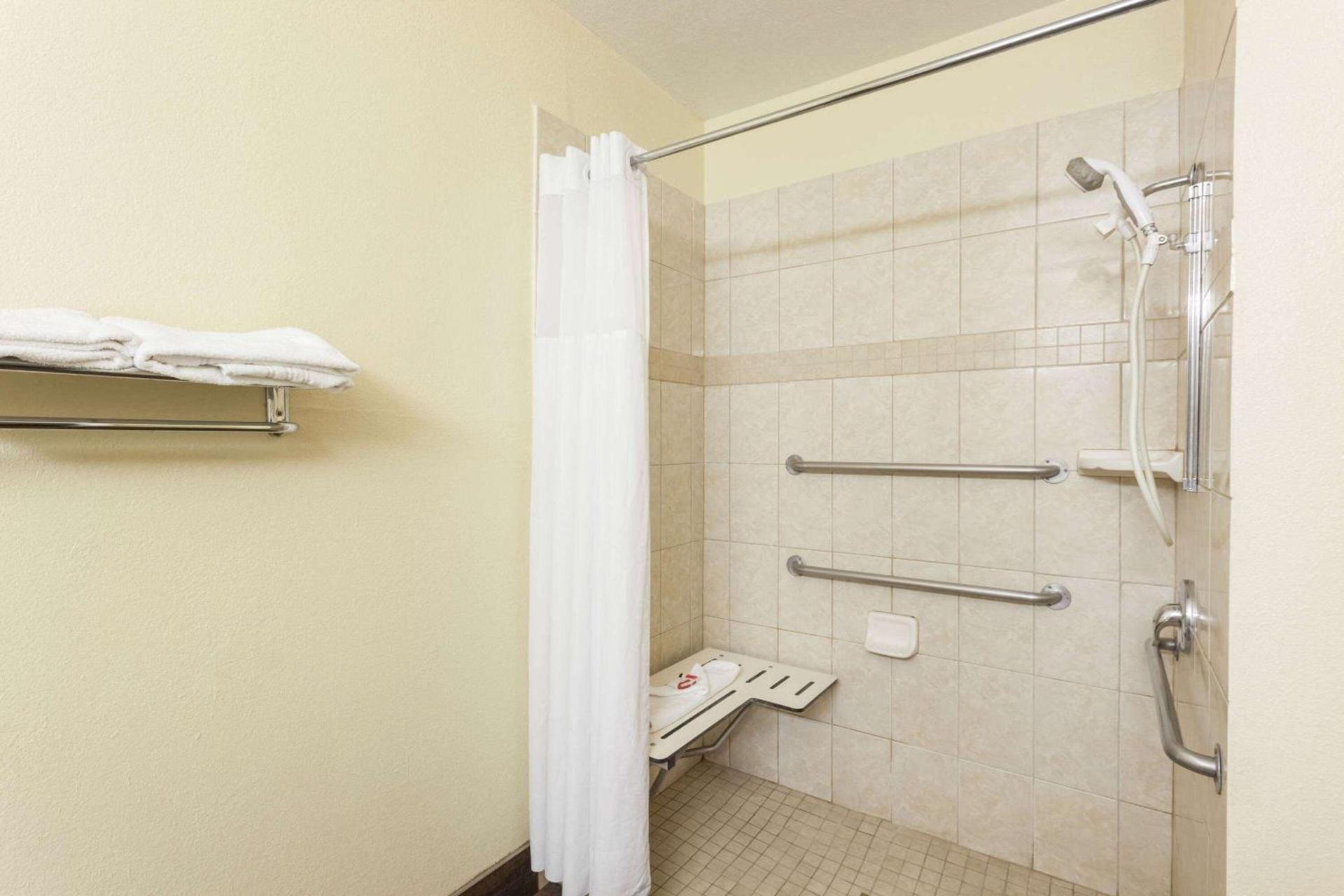Super 8 by Wyndham Bakersfield South CA photo 6