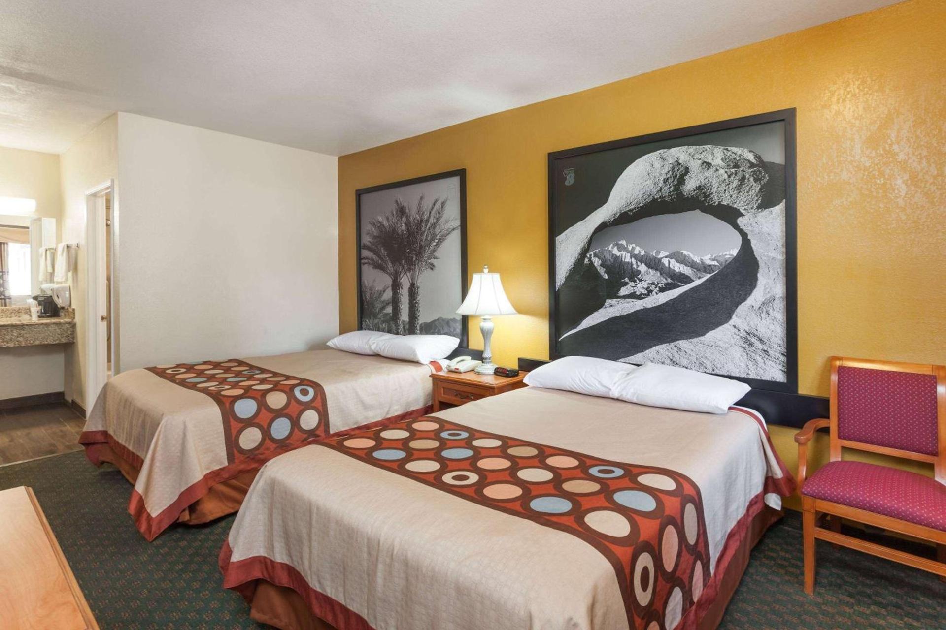 Super 8 by Wyndham Bakersfield South CA photo 8
