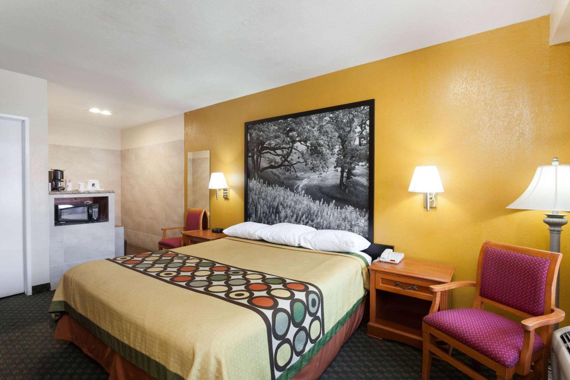 Super 8 by Wyndham Bakersfield South CA photo 7