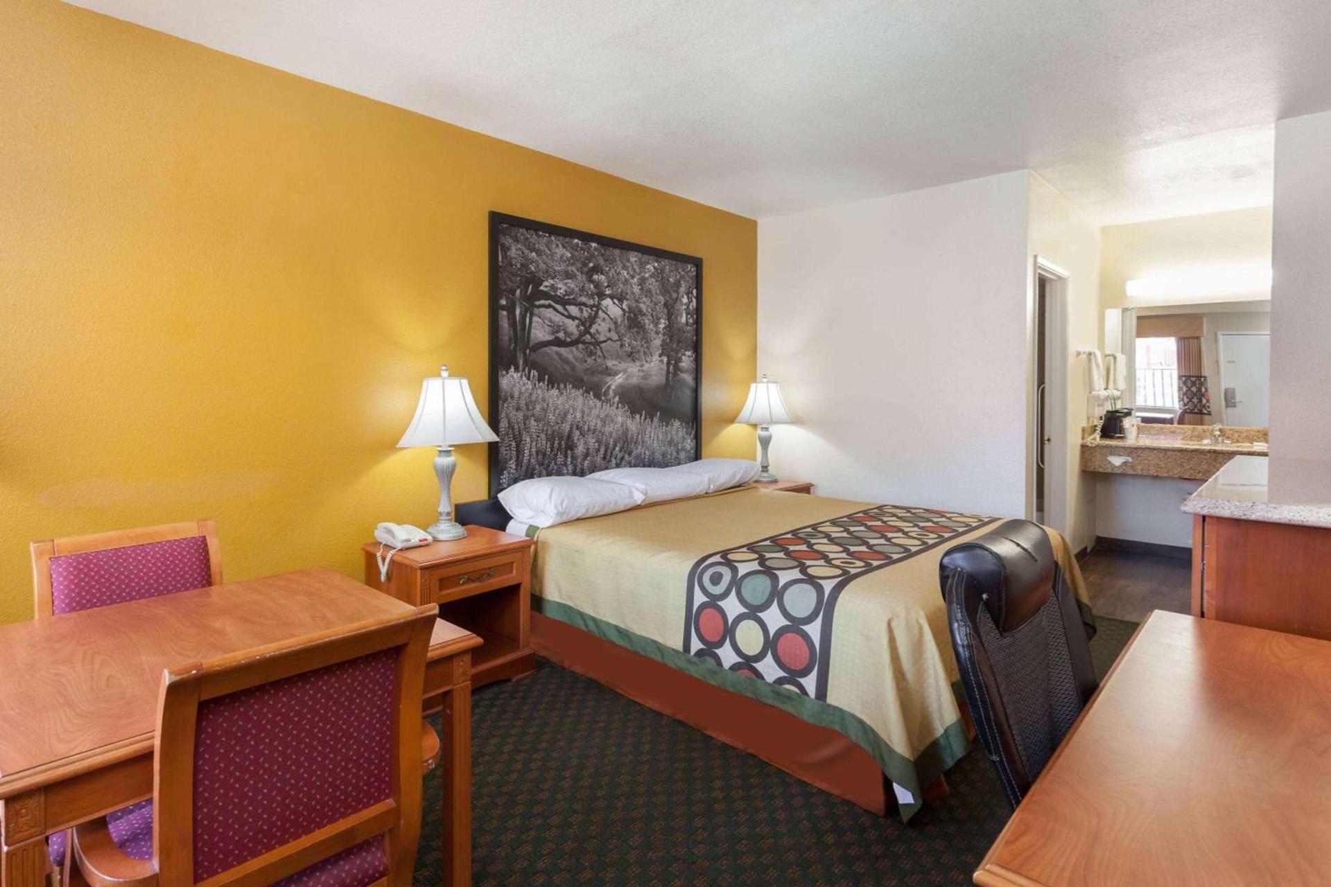 Super 8 by Wyndham Bakersfield South CA photo 9