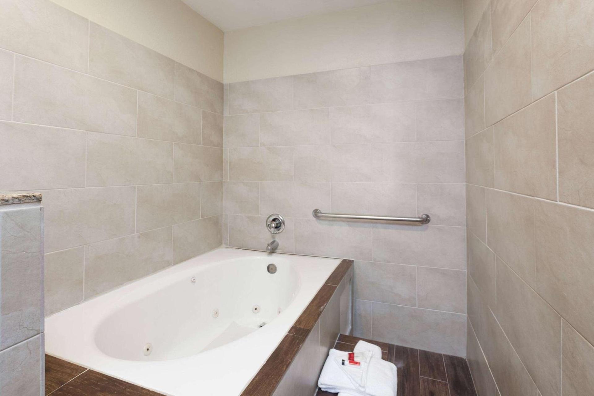Super 8 by Wyndham Bakersfield South CA photo 11