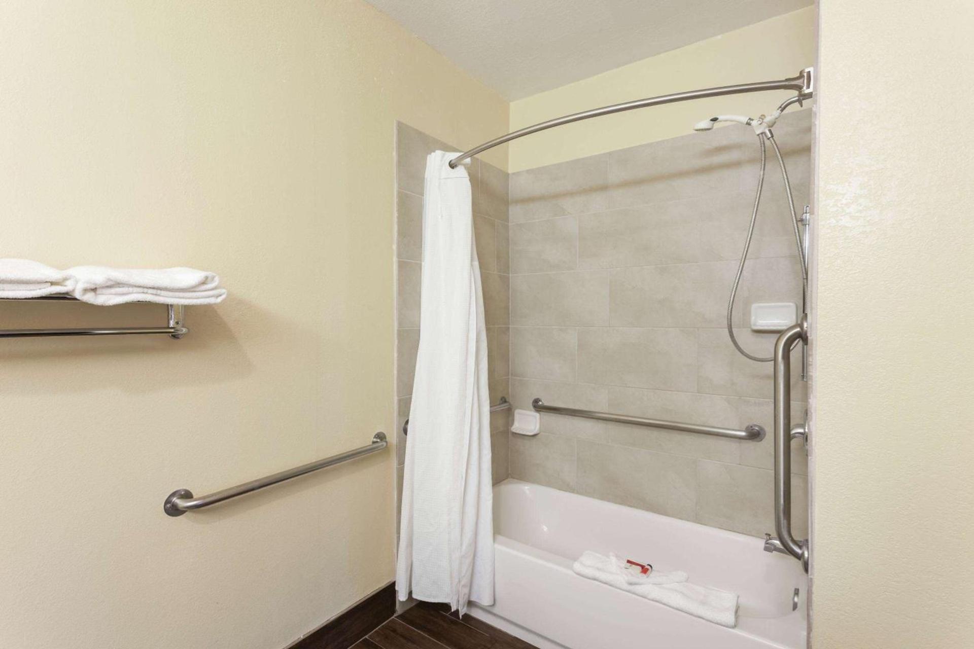 Super 8 by Wyndham Bakersfield South CA photo 10