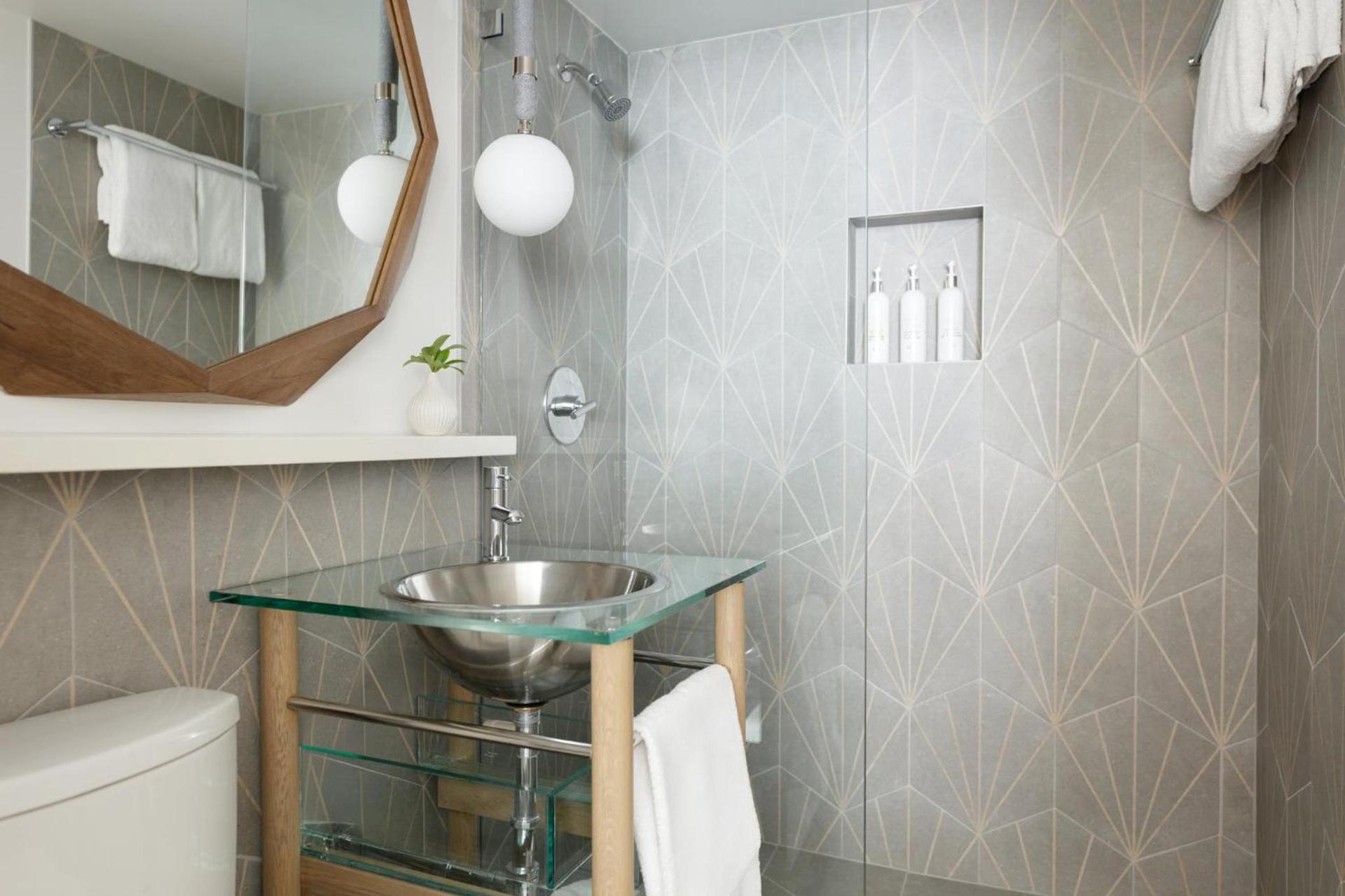 Kimpton Surfcomber Hotel by IHG photo 57