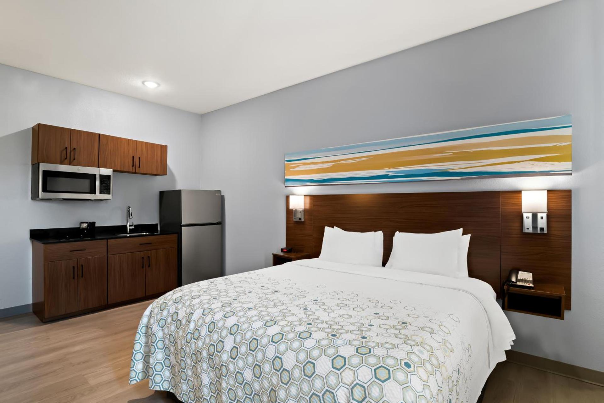 HomeTowne Studios by Red Roof East Lansing - Okemos photo 39