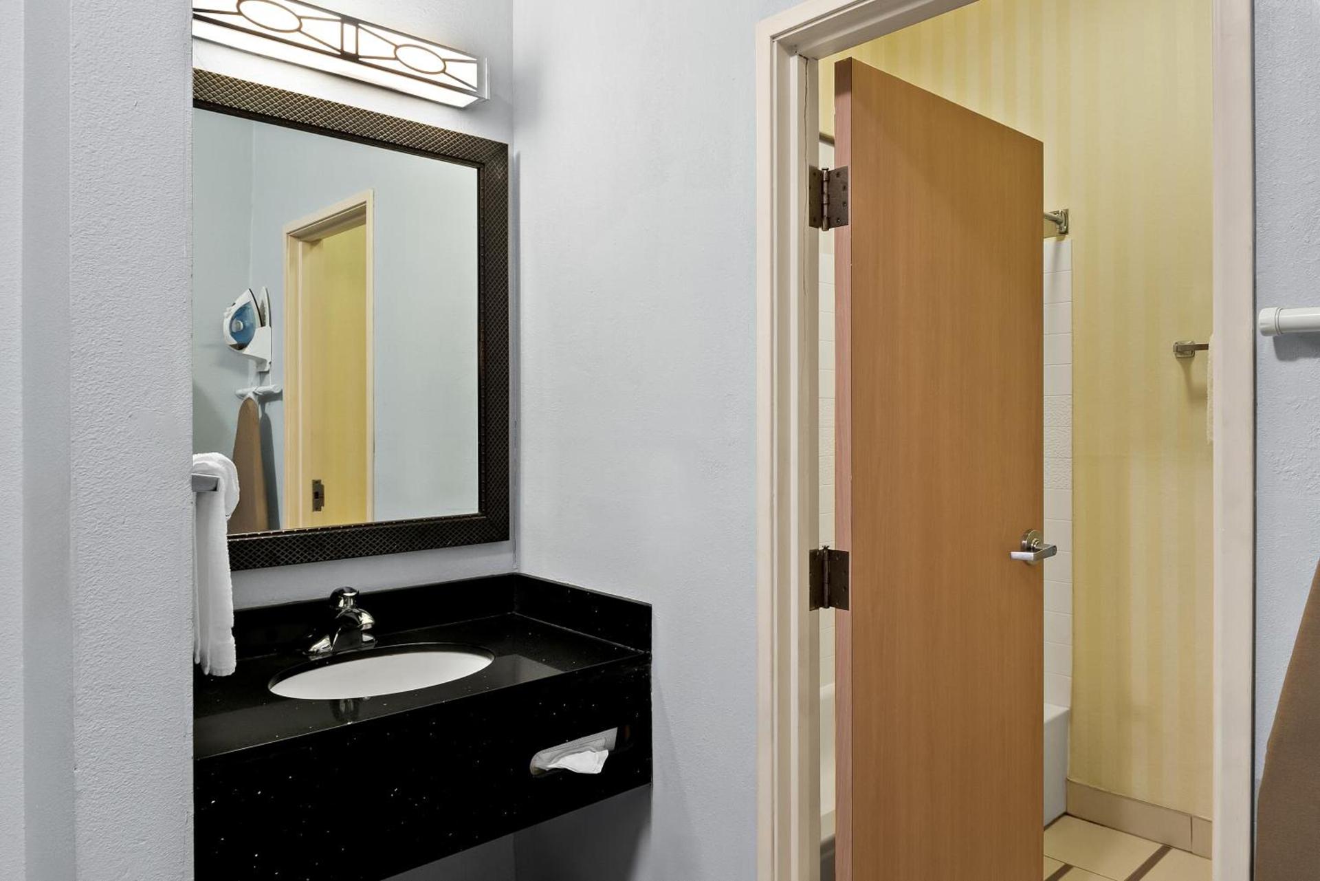 HomeTowne Studios by Red Roof East Lansing - Okemos photo 40