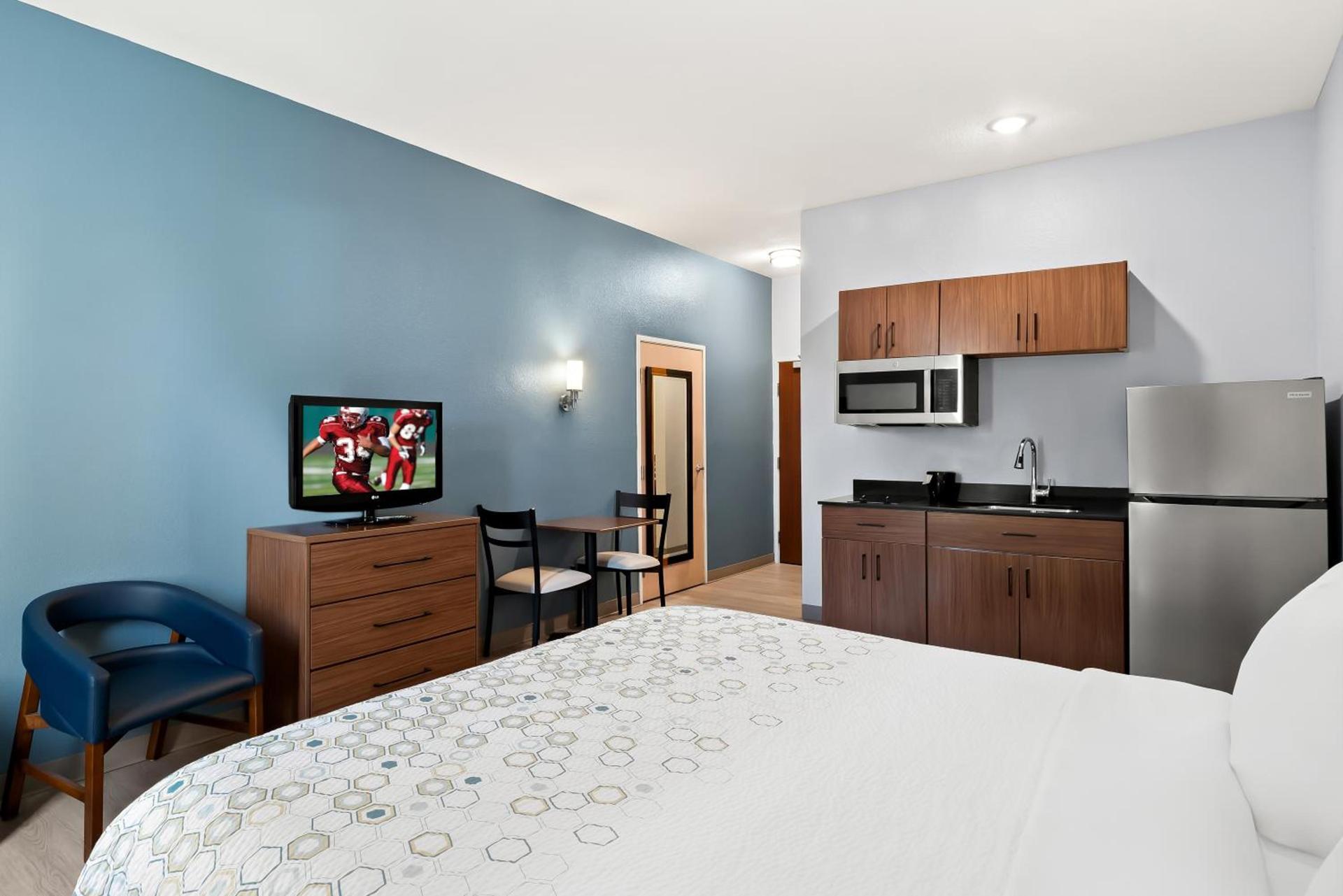 HomeTowne Studios by Red Roof East Lansing - Okemos photo 41