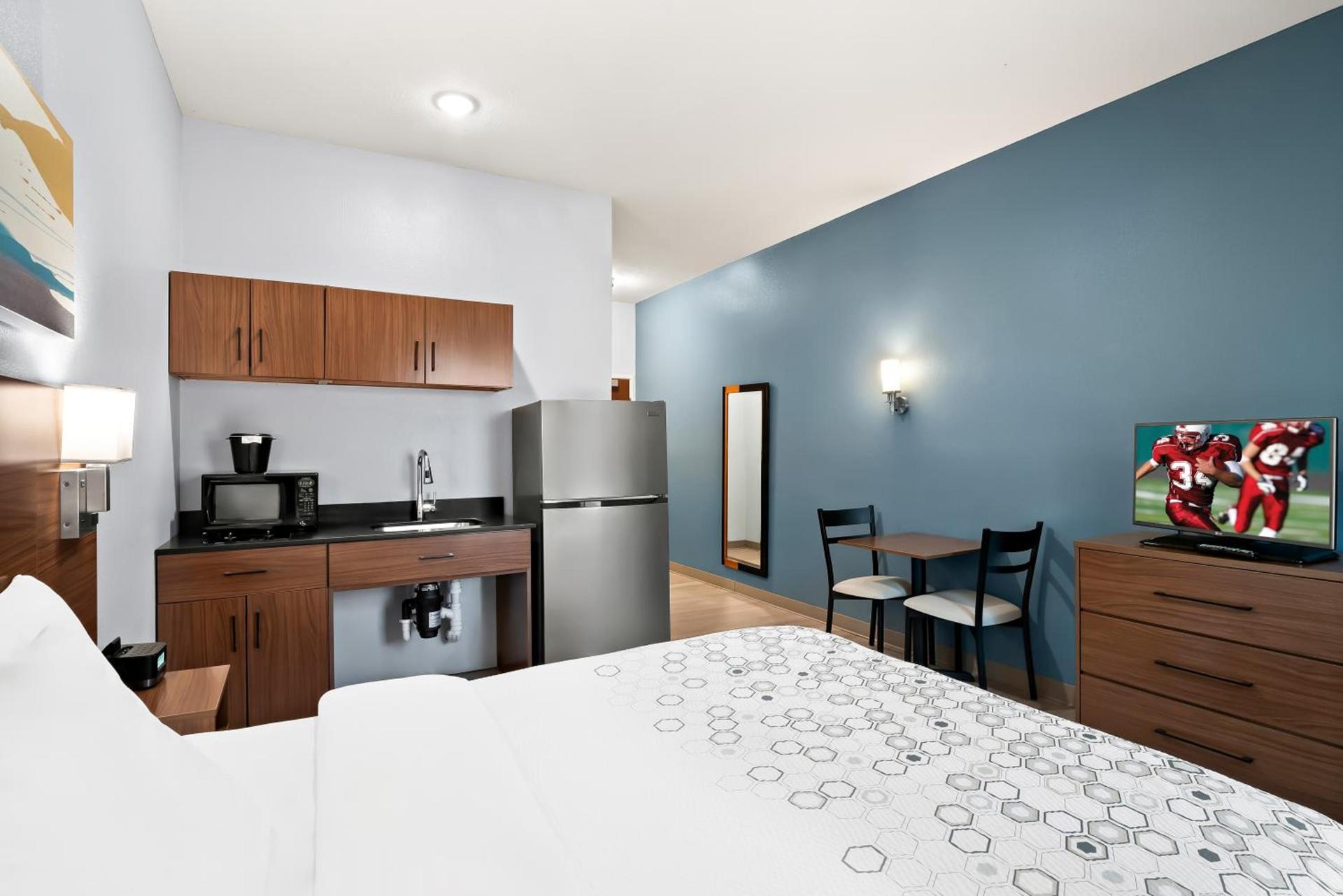 HomeTowne Studios by Red Roof East Lansing - Okemos photo 43