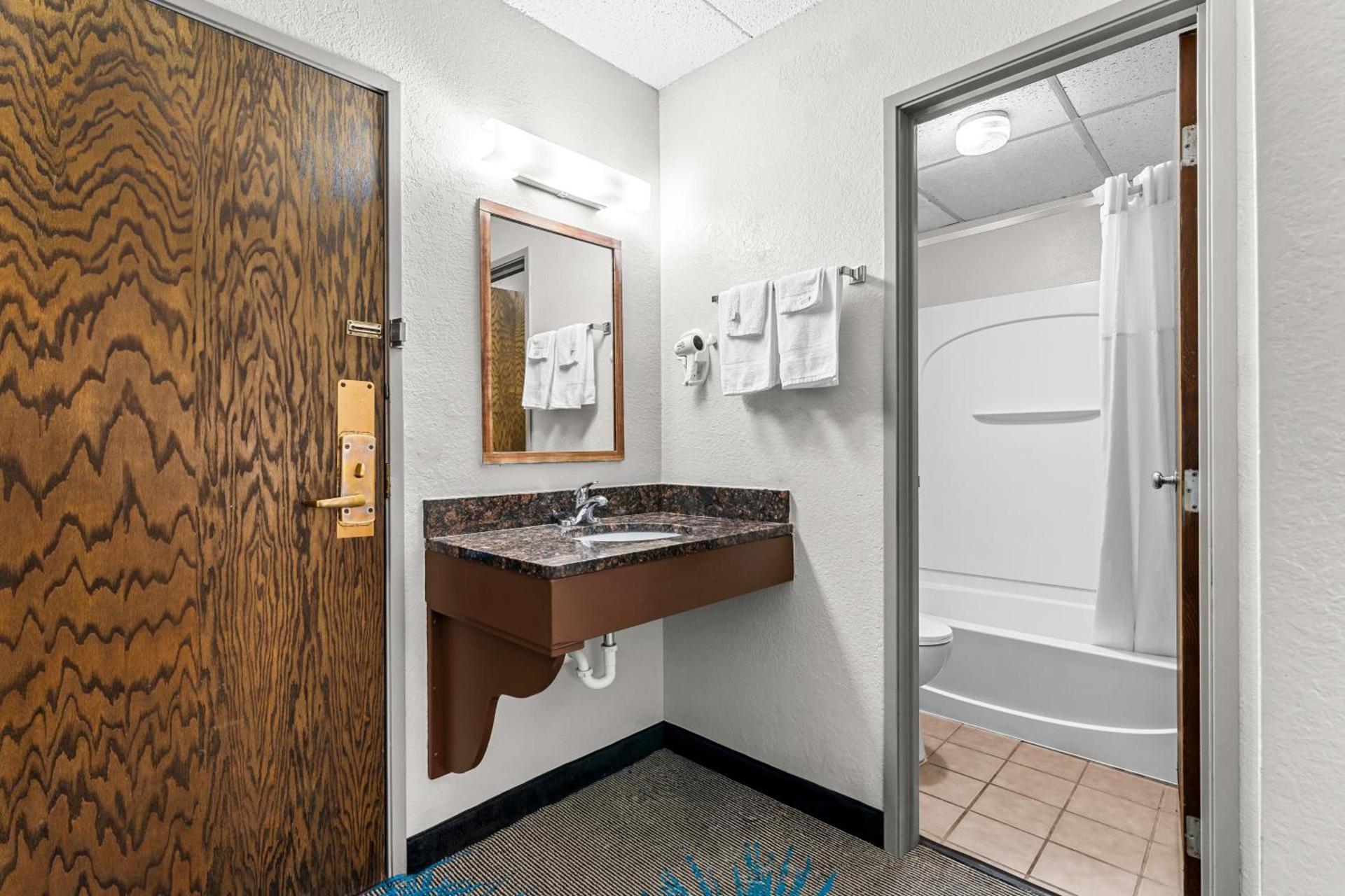 Days Inn by Wyndham Sioux Falls photo 48