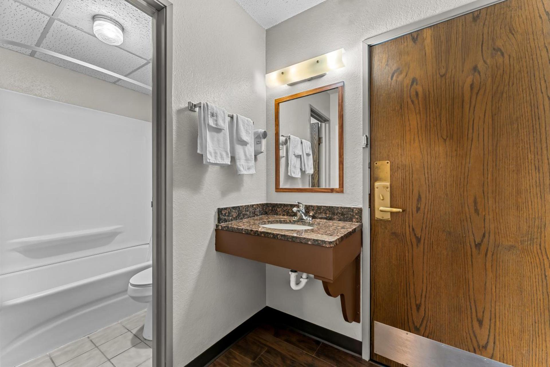 Days Inn by Wyndham Sioux Falls photo 54