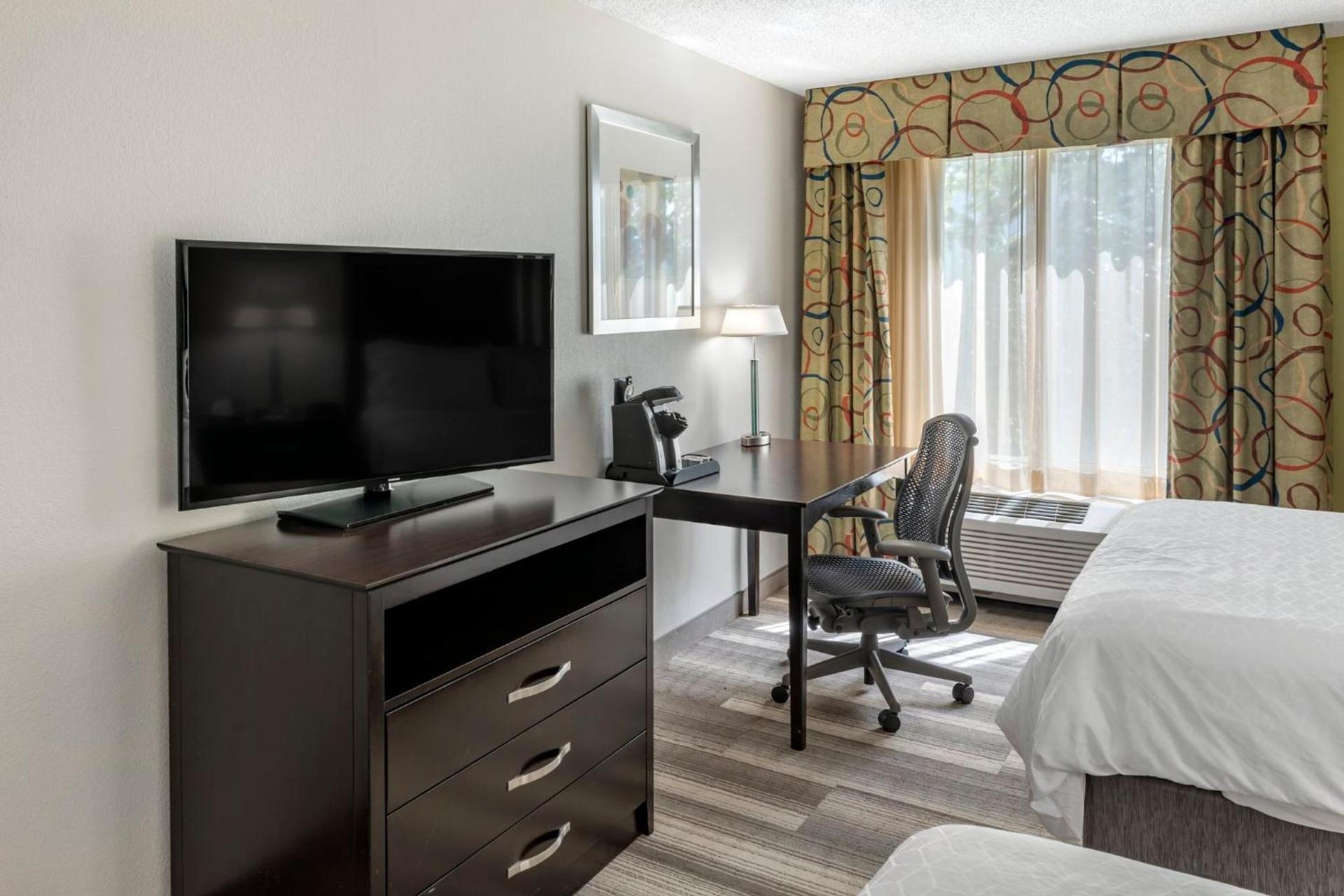 Holiday Inn Express Hotel & Suites Cincinnati-Blue Ash by IHG photo 29