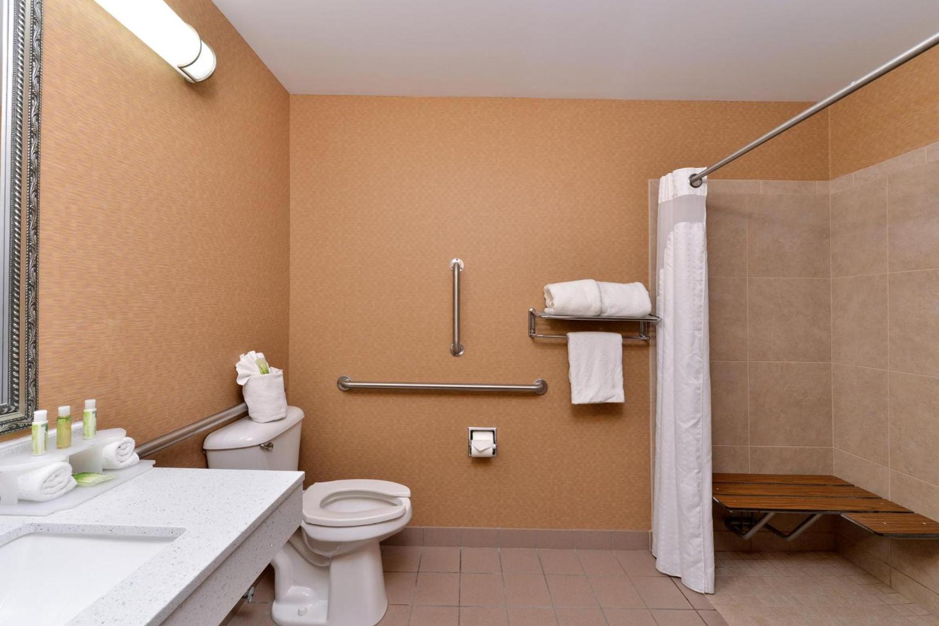 Holiday Inn Express Hotel & Suites Cincinnati-Blue Ash by IHG photo 8