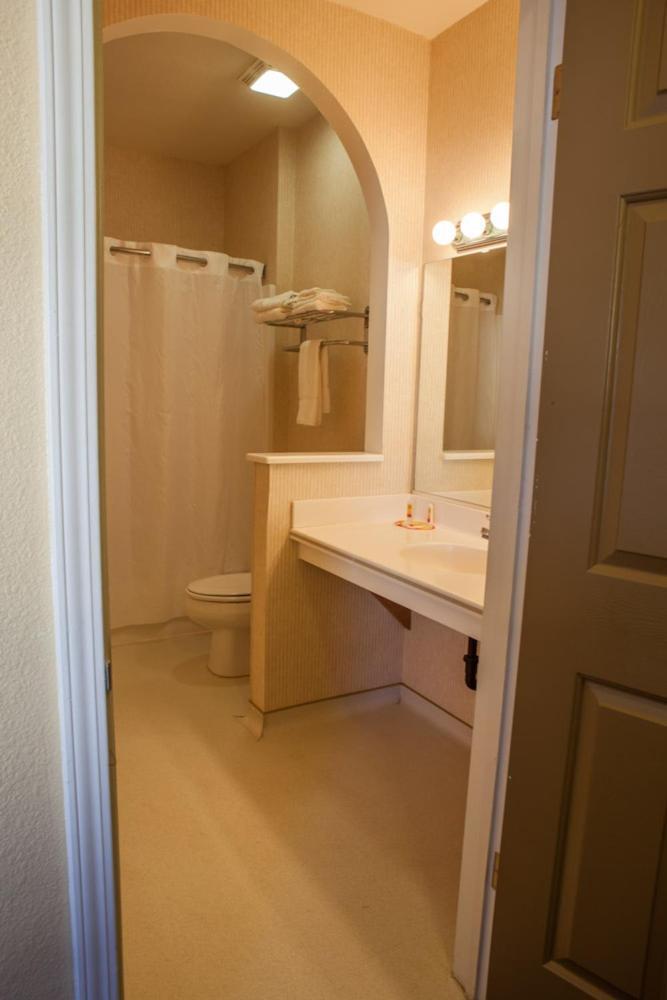 Marinwood Inn & Suites photo 24