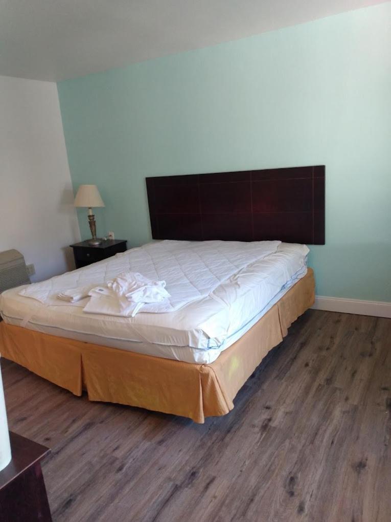 Holiday Motel photo 2