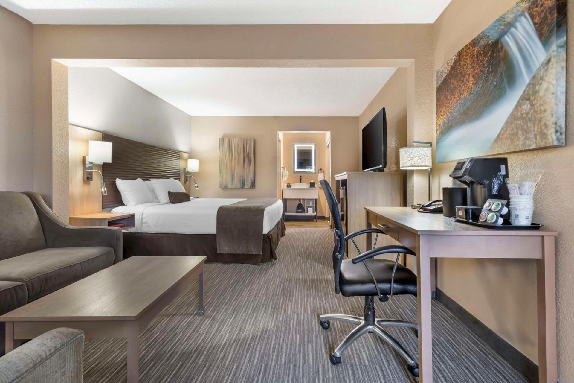 Best Western Plus Landing View Inn & Suites photo 4