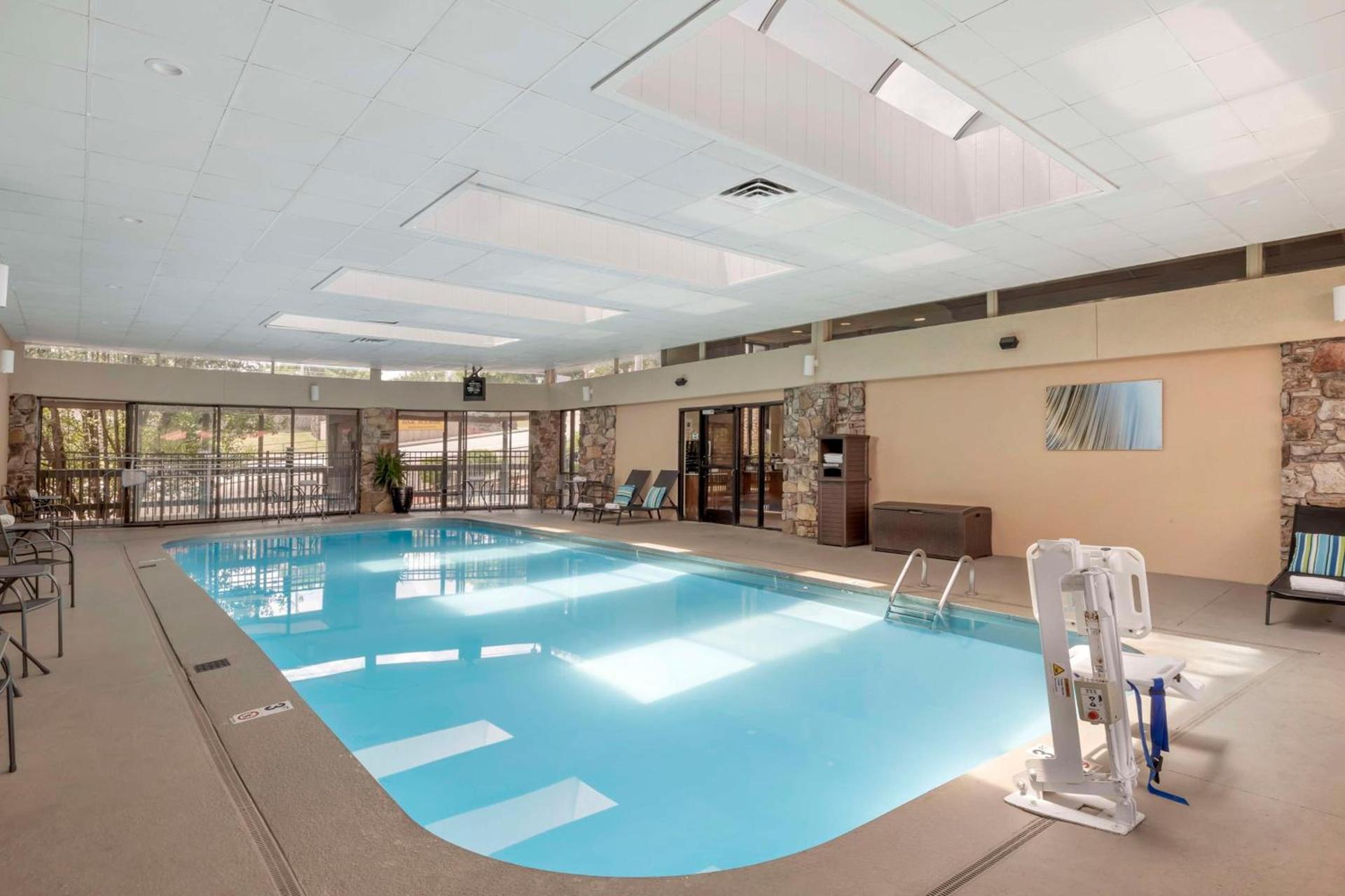 Best Western Plus Landing View Inn & Suites photo 6