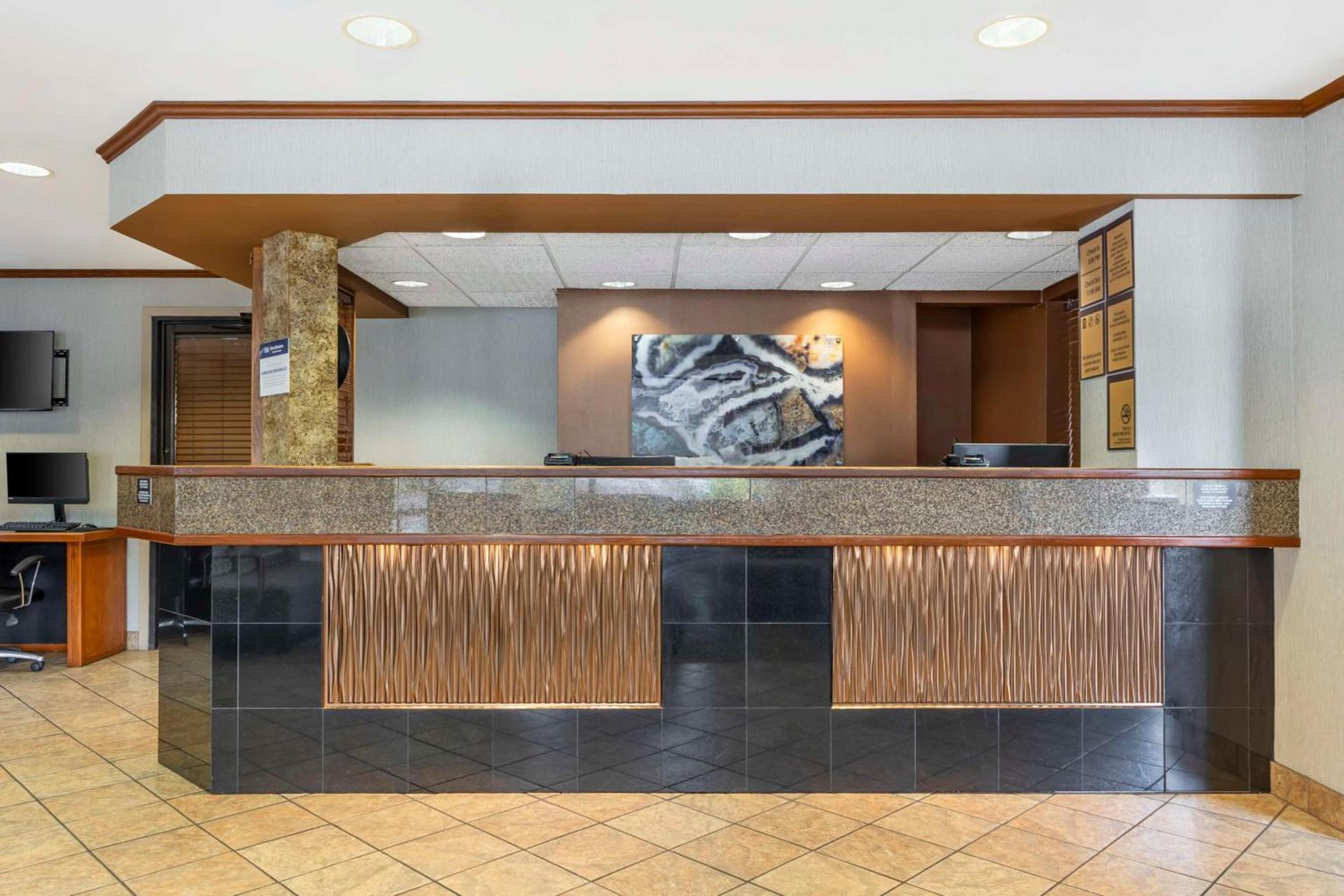 Best Western Plus Landing View Inn & Suites photo 11