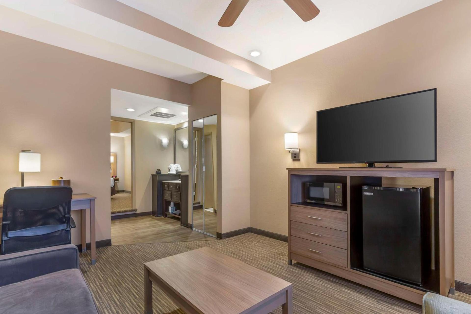 Best Western Plus Landing View Inn & Suites photo 13