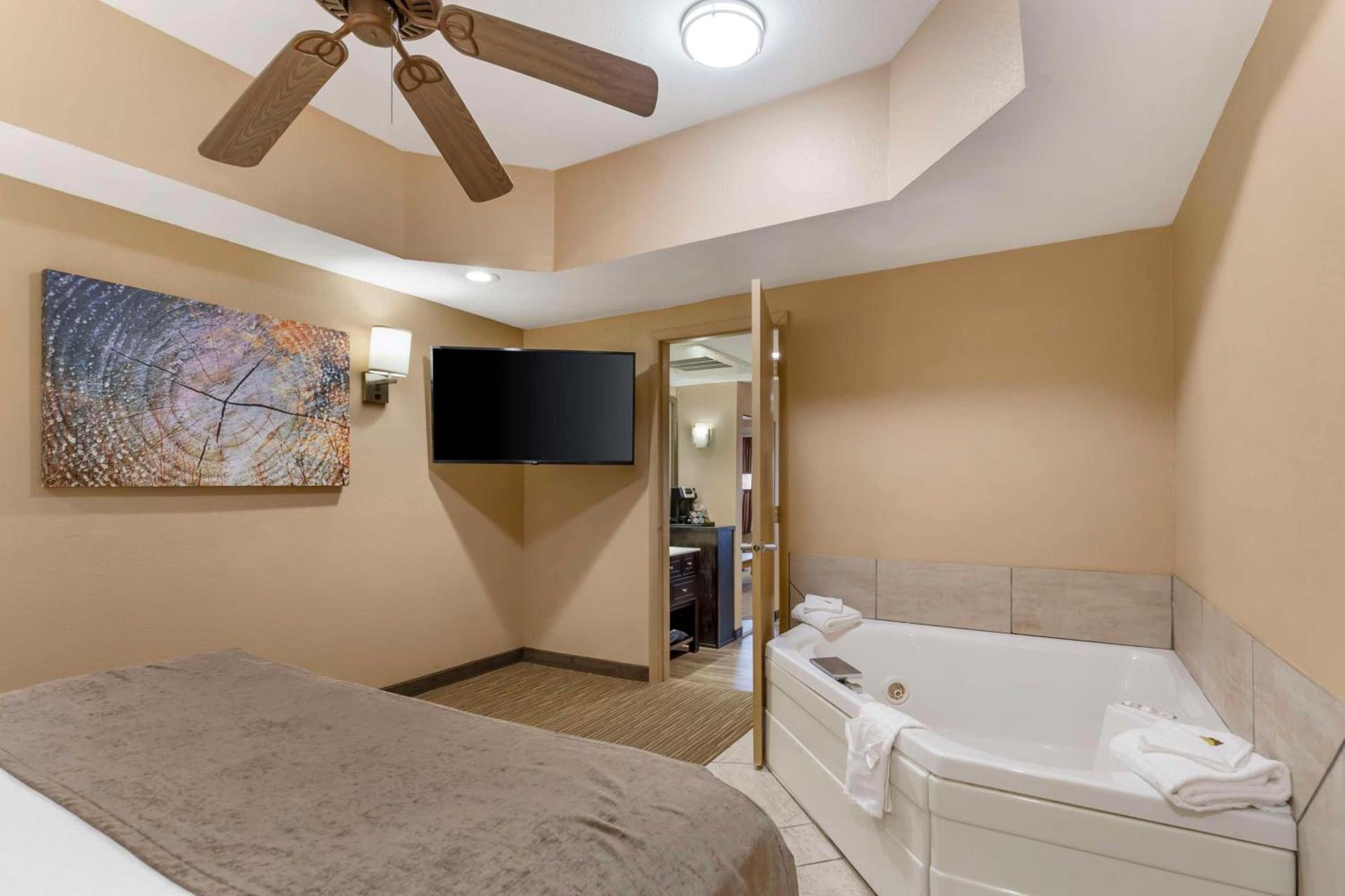 Best Western Plus Landing View Inn & Suites photo 15