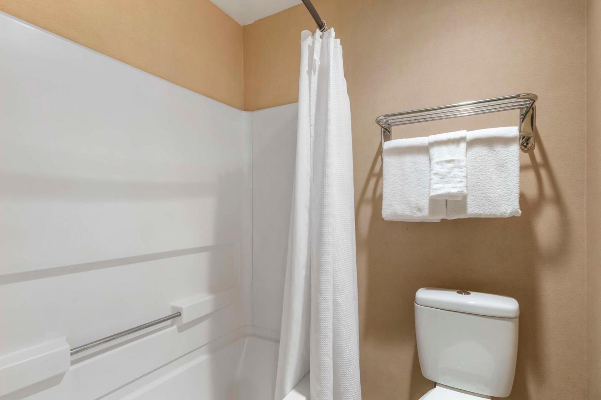 Best Western Plus Landing View Inn & Suites photo 16