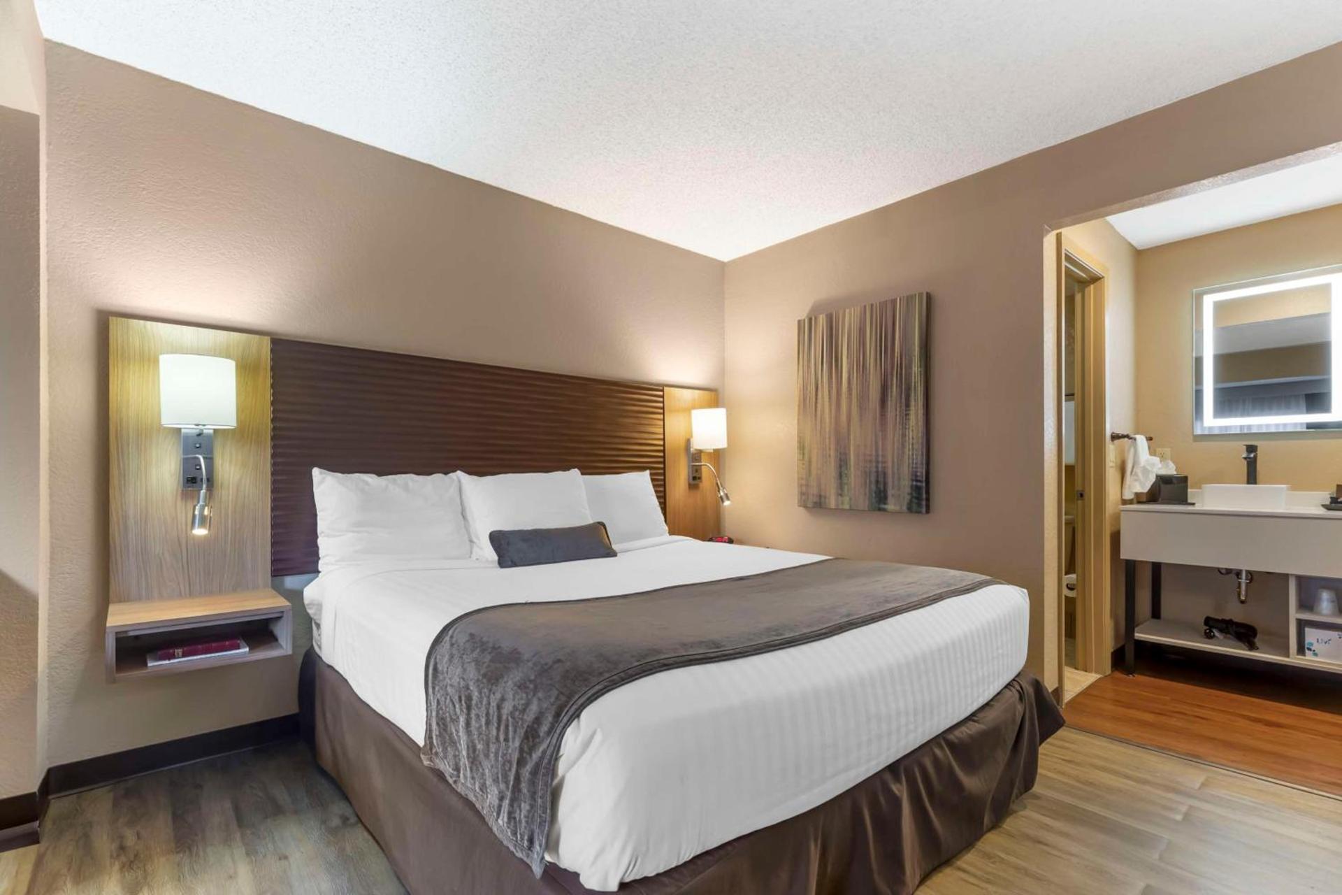 Best Western Plus Landing View Inn & Suites photo 18