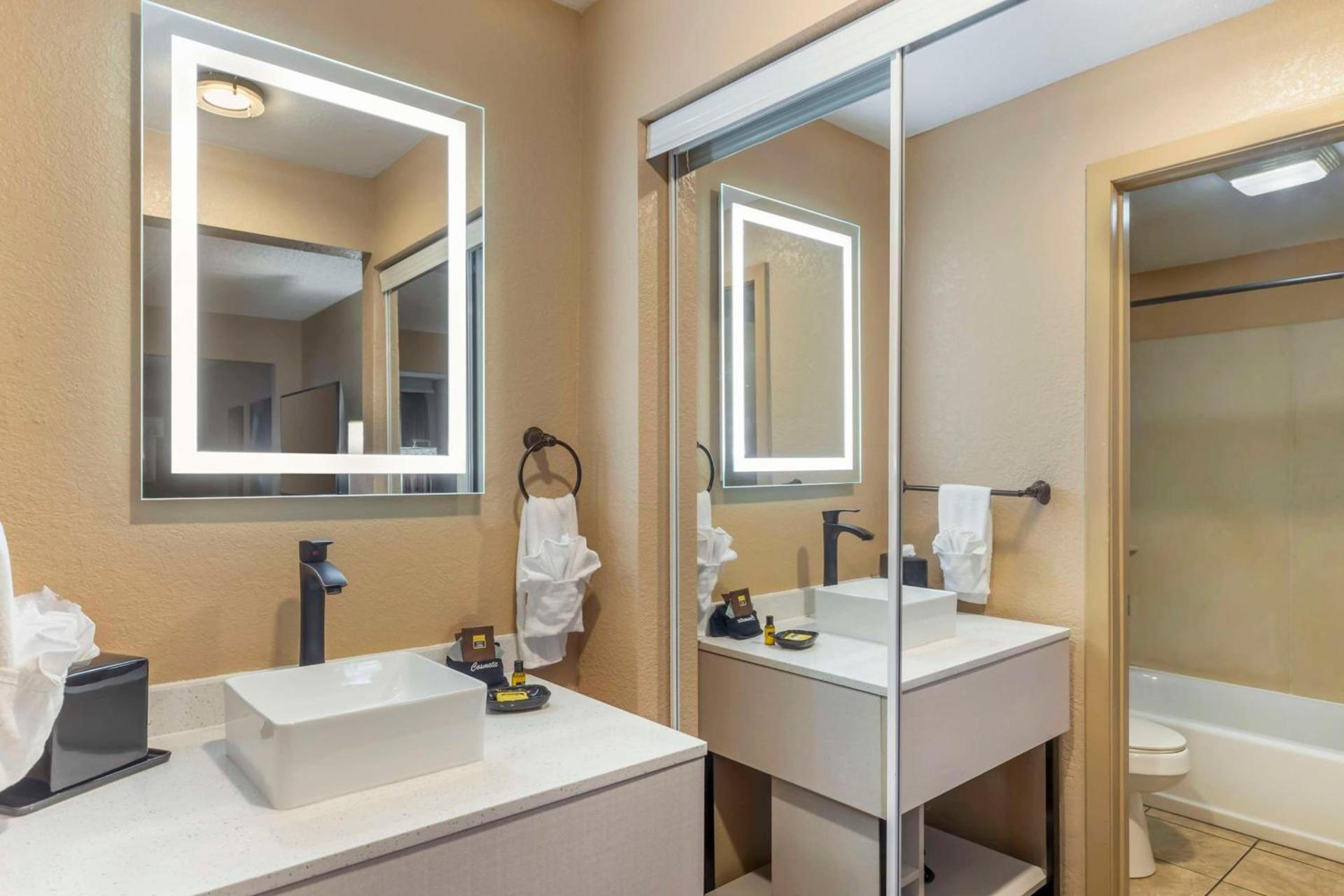 Best Western Plus Landing View Inn & Suites photo 20