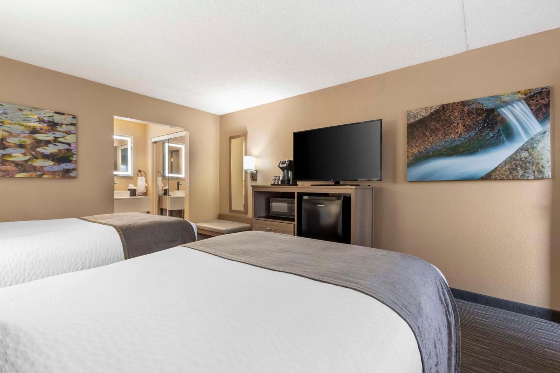 Best Western Plus Landing View Inn & Suites photo 22