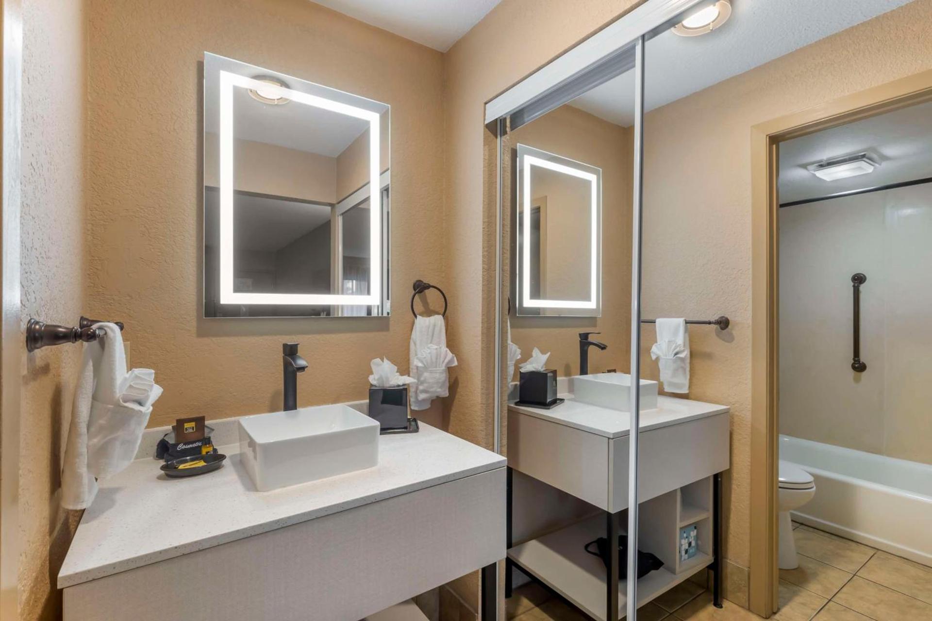 Best Western Plus Landing View Inn & Suites photo 23