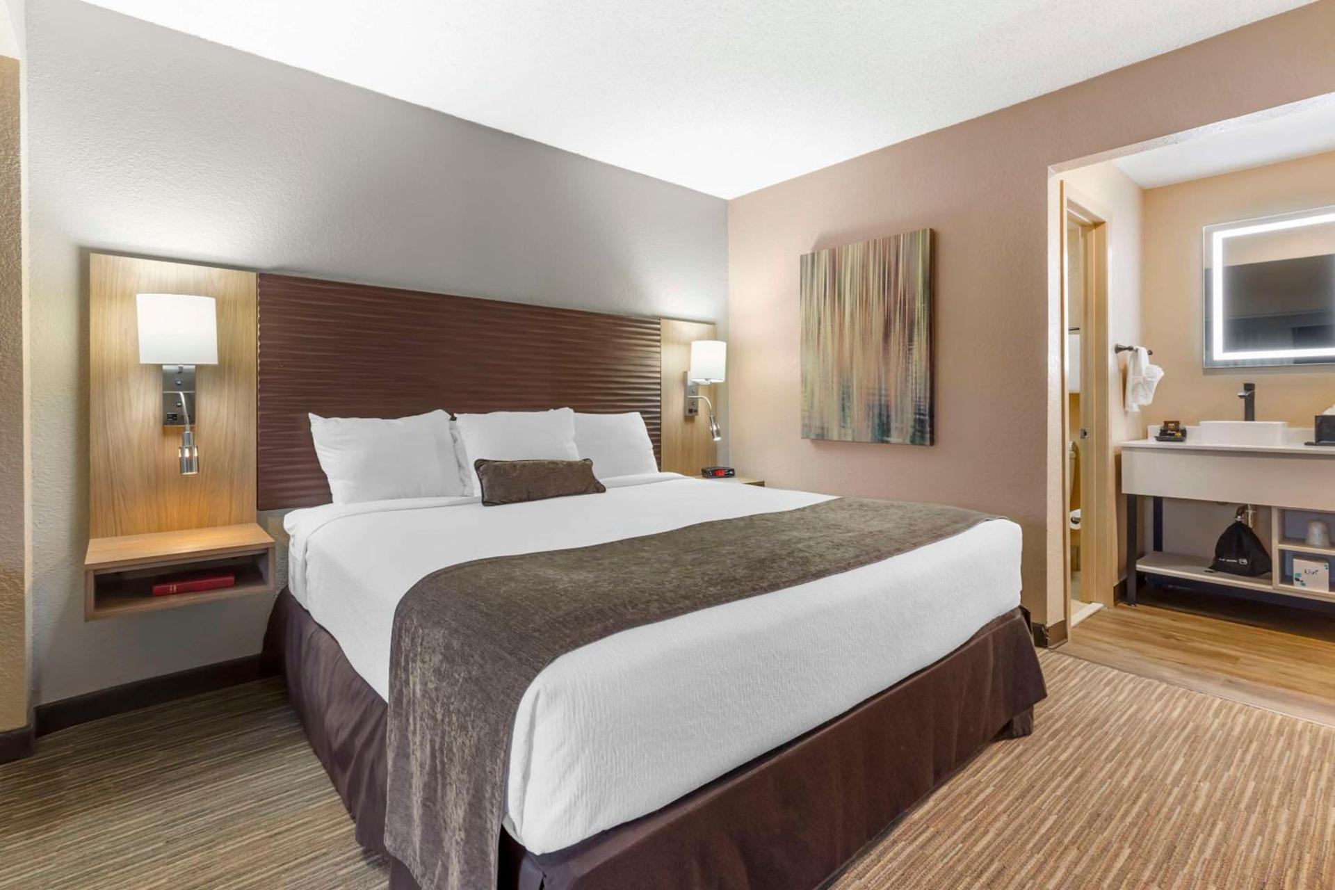 Best Western Plus Landing View Inn & Suites photo 28